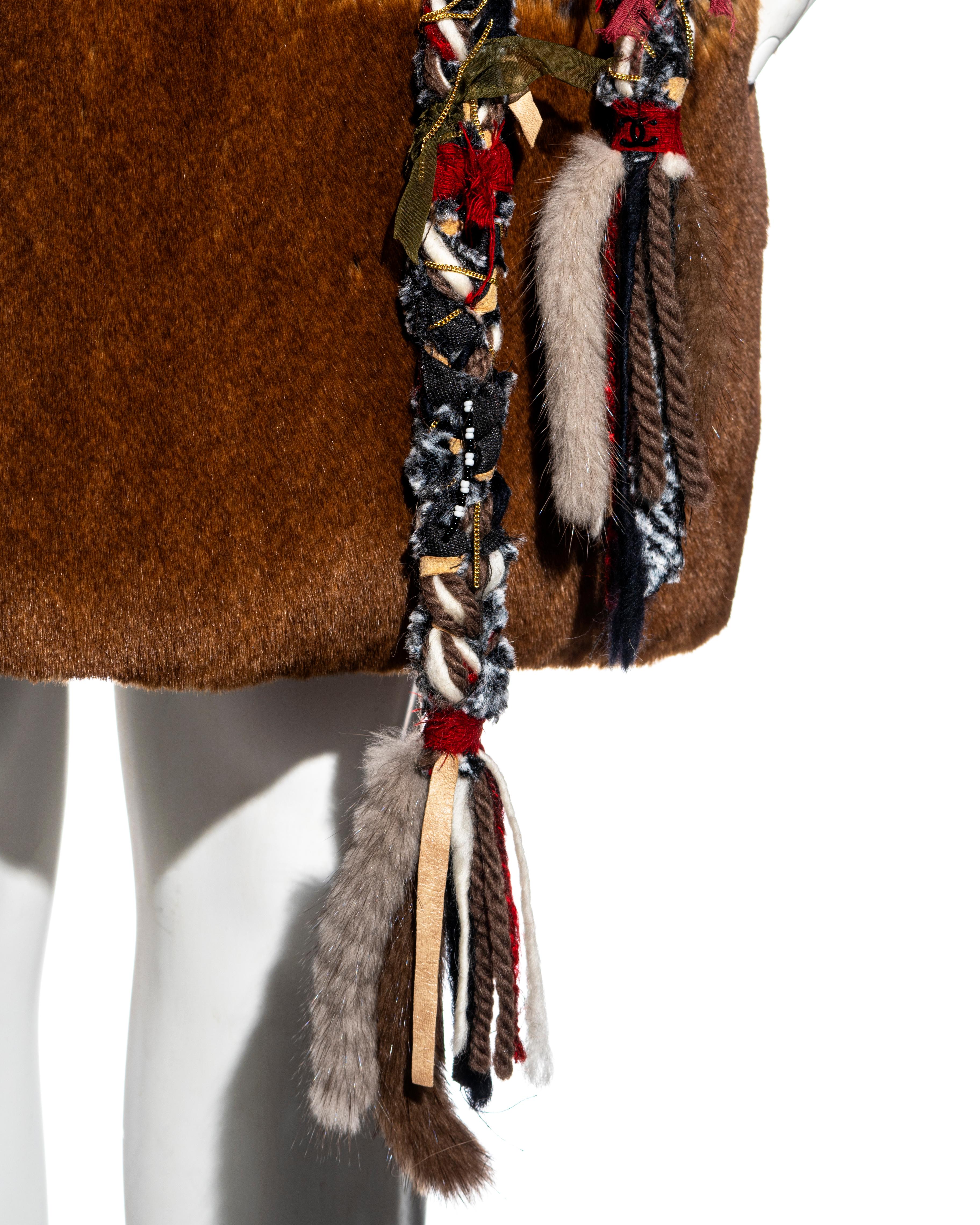 Robe Chanel par Karl Lagerfeld en laine cachemire rouge et fausse fourrure, automne-hiver 2010 en vente 3