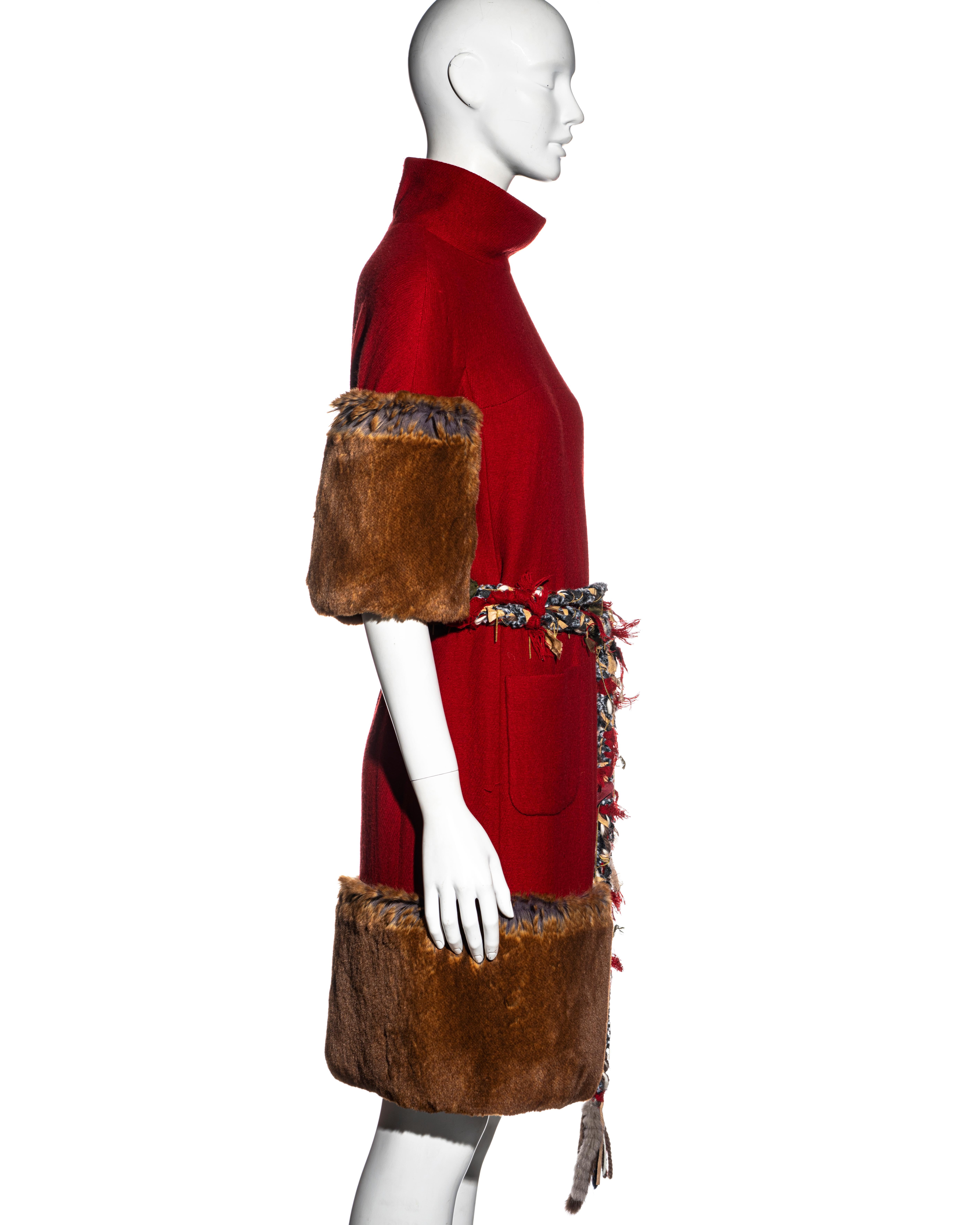 Robe Chanel par Karl Lagerfeld en laine cachemire rouge et fausse fourrure, automne-hiver 2010 en vente 4