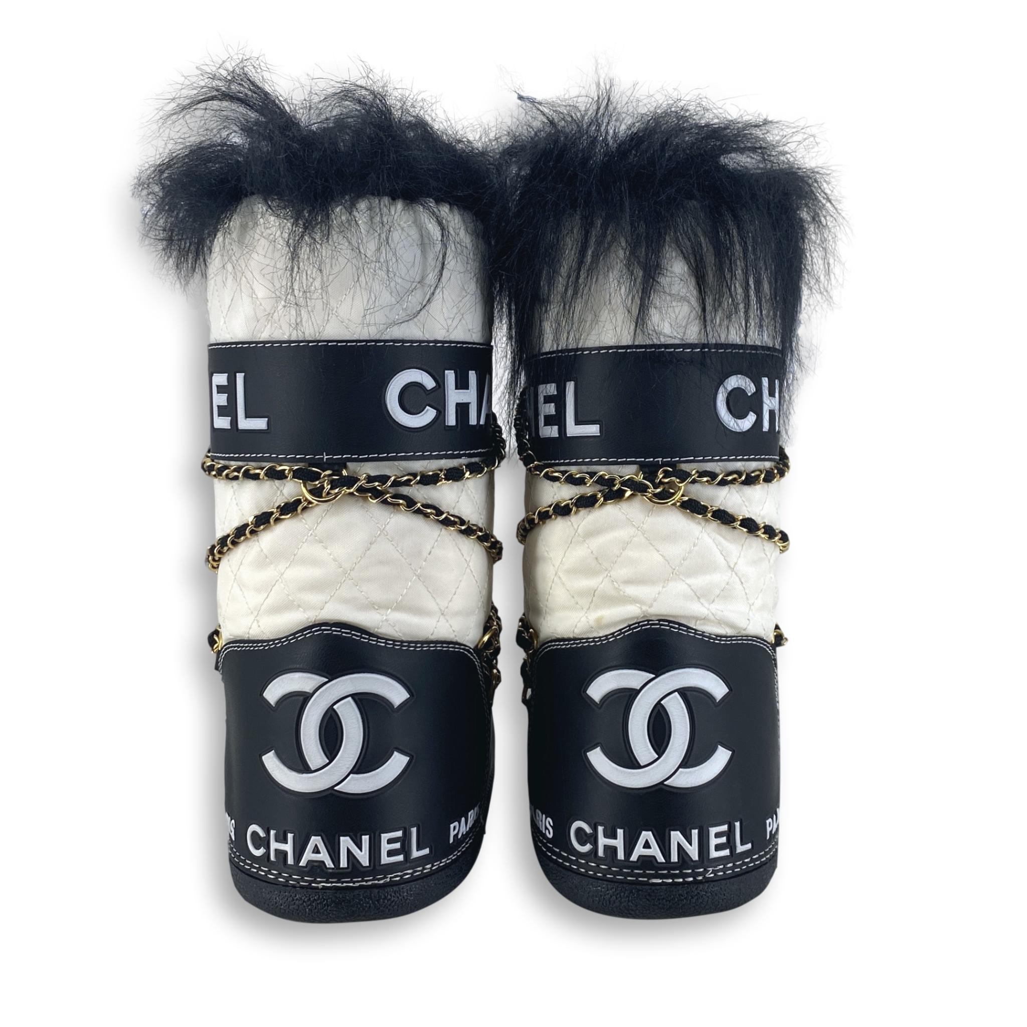 Chanel By Karl Lagerfeld Runway Snow Boots, Fall-Winter 1993 In Good Condition In Geneva, CH