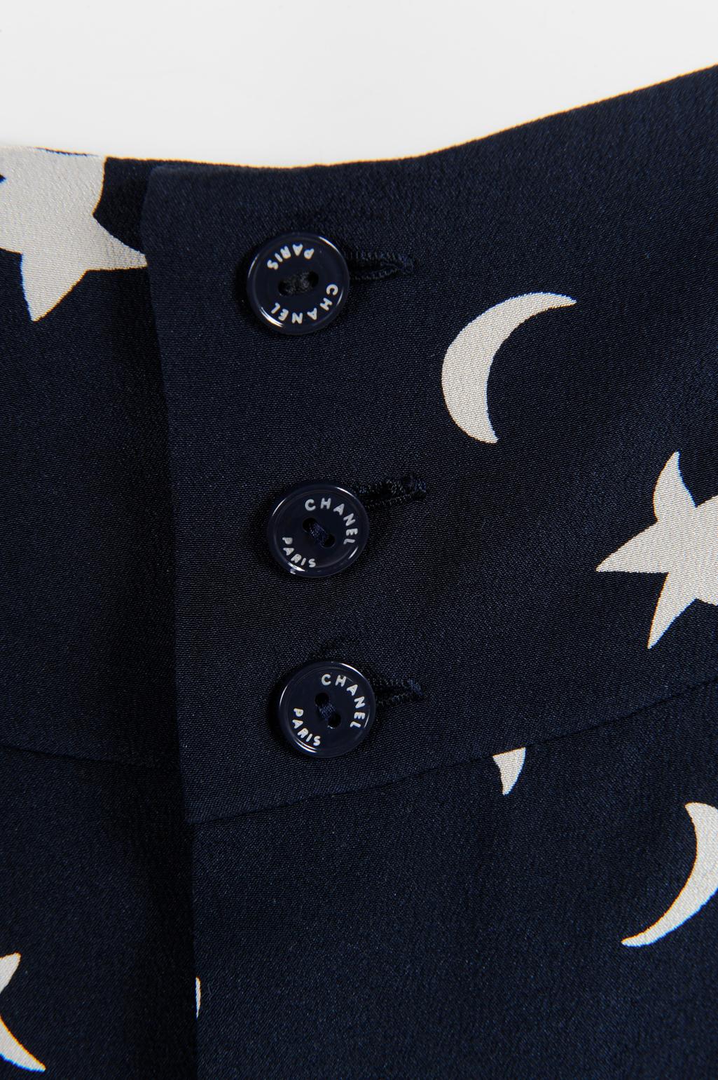 Chanel By Karl Lagerfeld Runway Star & Moon CC Logo Printed Silk Ensemble SS2008 en vente 10