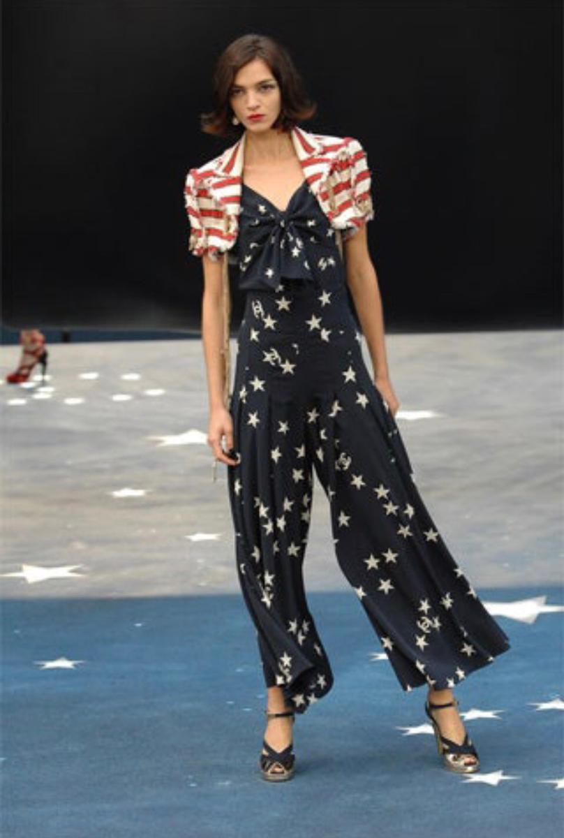 Icone Chanel par Karl Lagerfeld. Le haut est une taille FR 38 et le pantalon est une taille FR 34. 