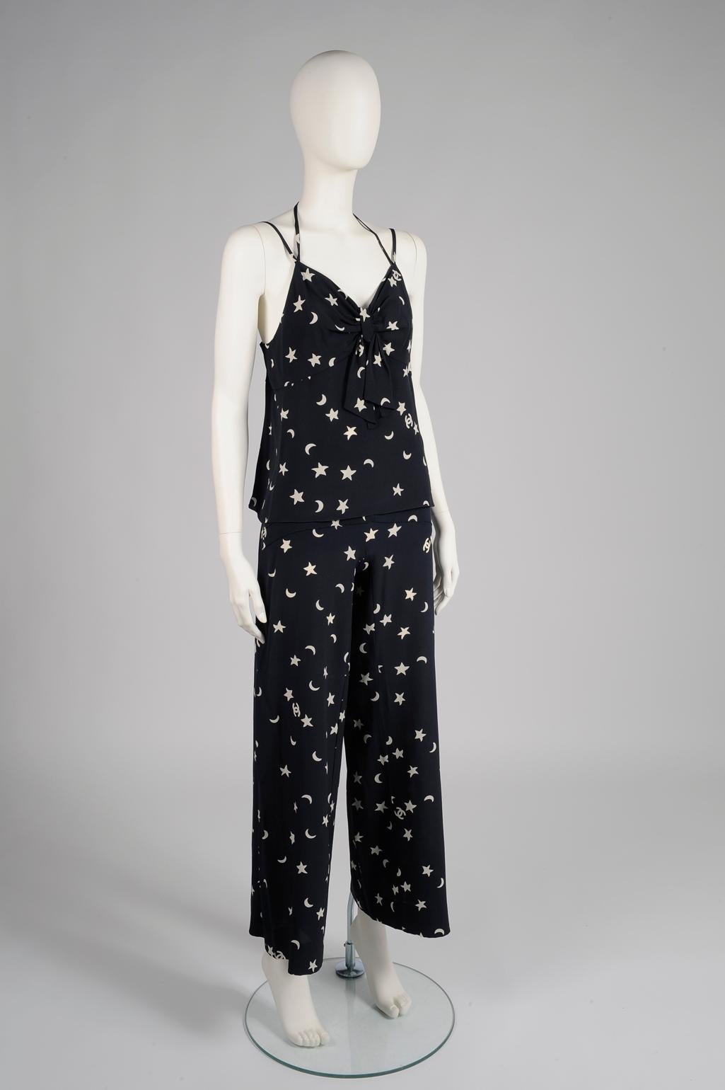 Noir Chanel By Karl Lagerfeld Runway Star & Moon CC Logo Printed Silk Ensemble SS2008 en vente