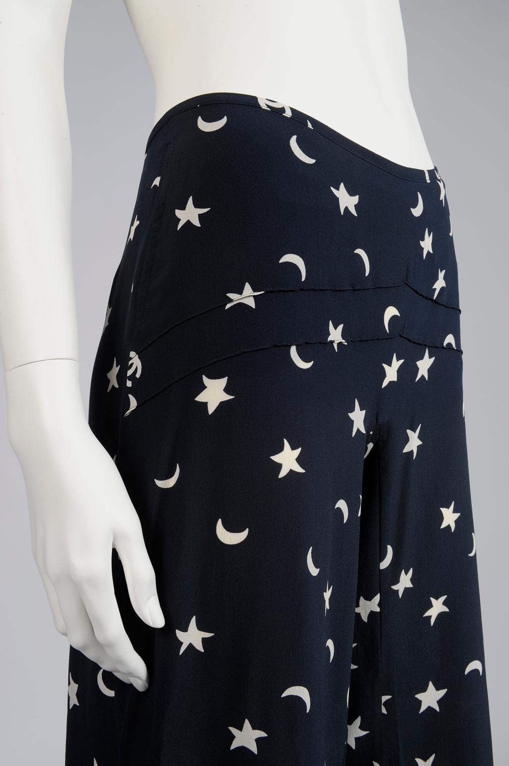 Chanel By Karl Lagerfeld Runway Star & Moon CC Logo Printed Silk Ensemble SS2008 en vente 1