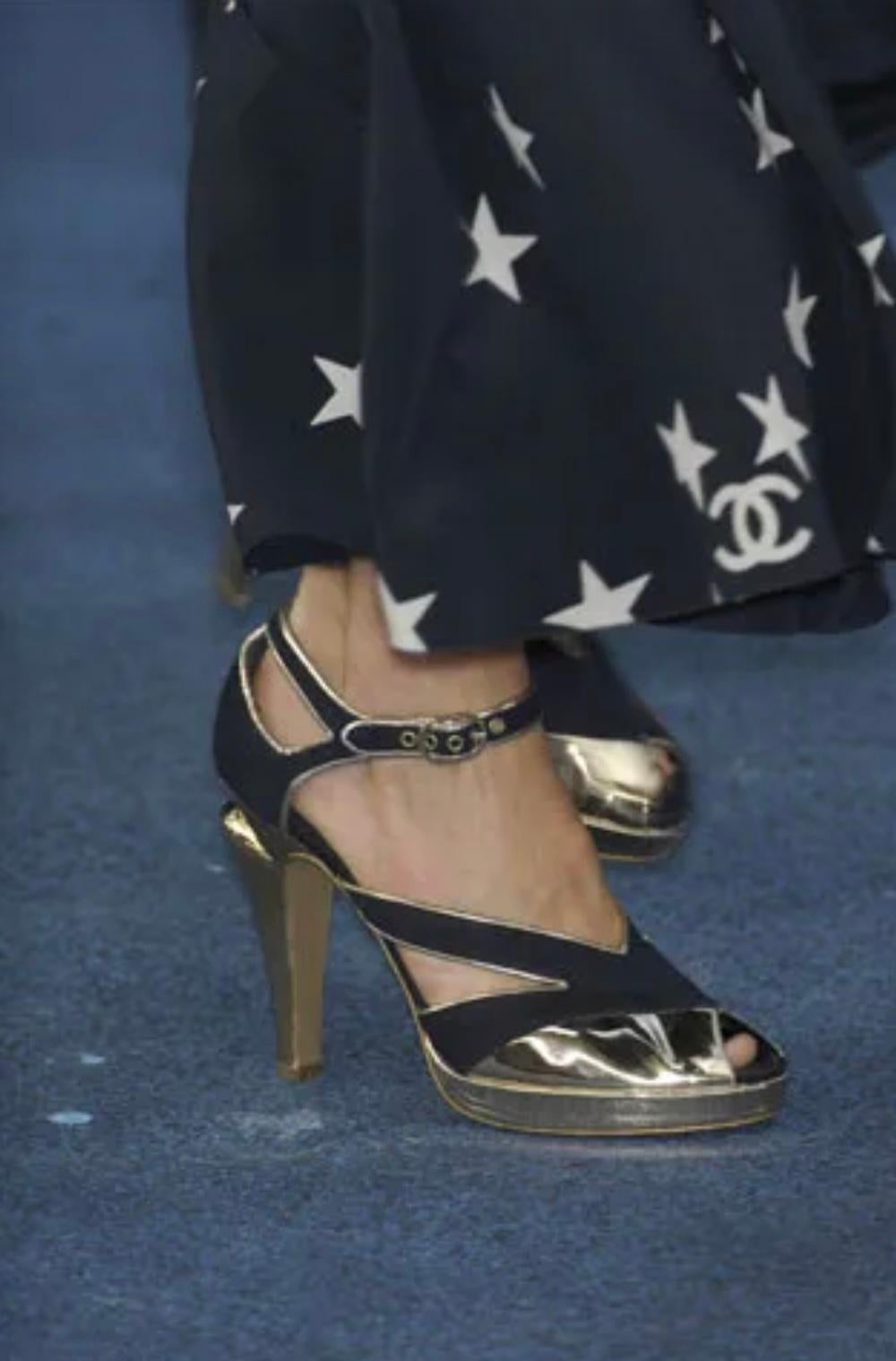 Chanel By Karl Lagerfeld Runway Star & Moon CC Logo Printed Silk Ensemble SS2008 en vente 3