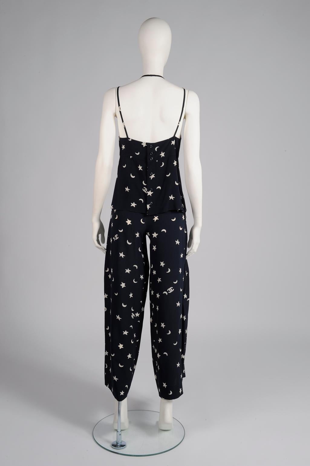 Chanel By Karl Lagerfeld Runway Star & Moon CC Logo Printed Silk Ensemble SS2008 en vente 4