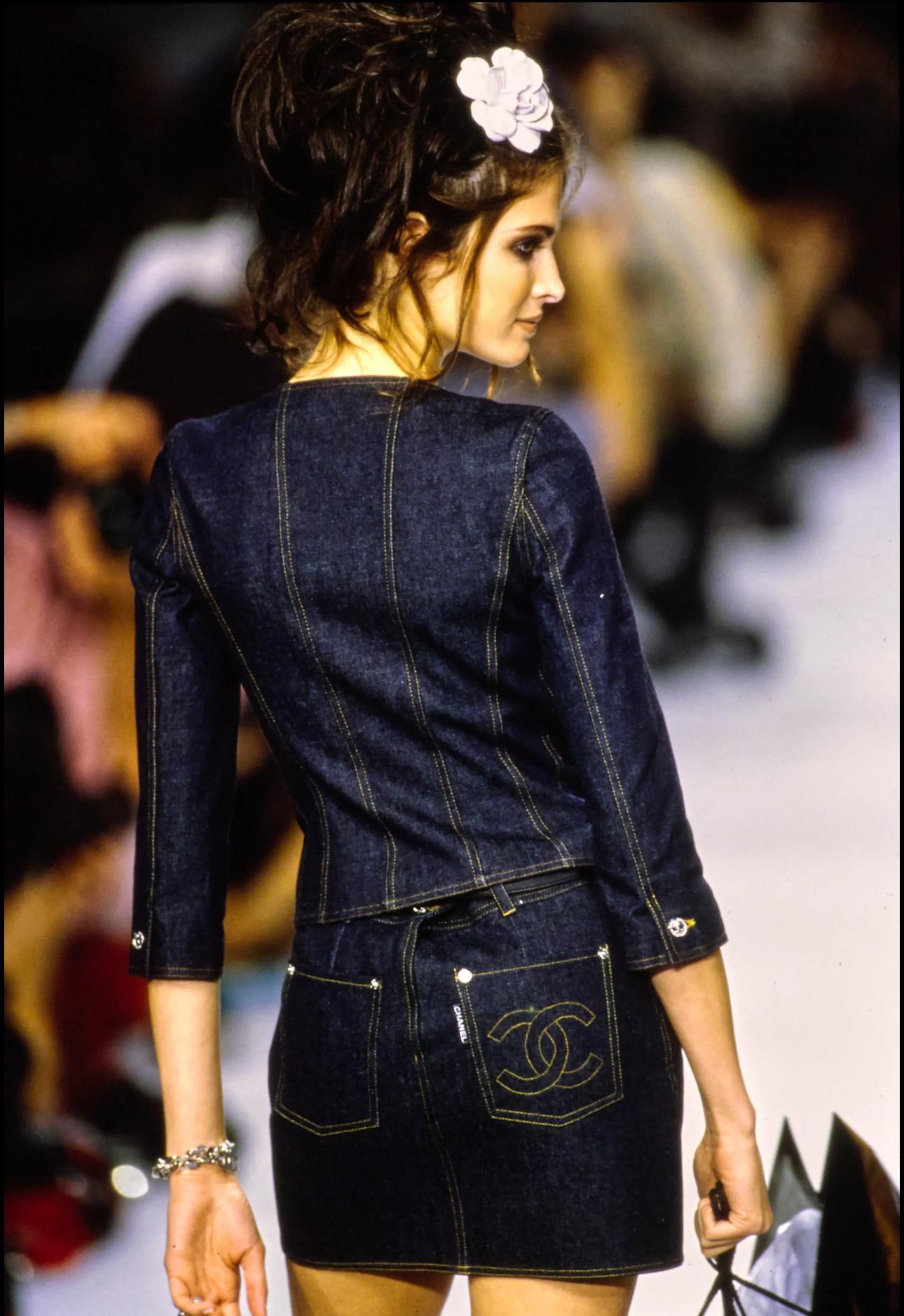 Chanel by Karl Lagerfeld S/S 1996 Ensemble veste et mini-jupe en denim bleu indigo en vente 2