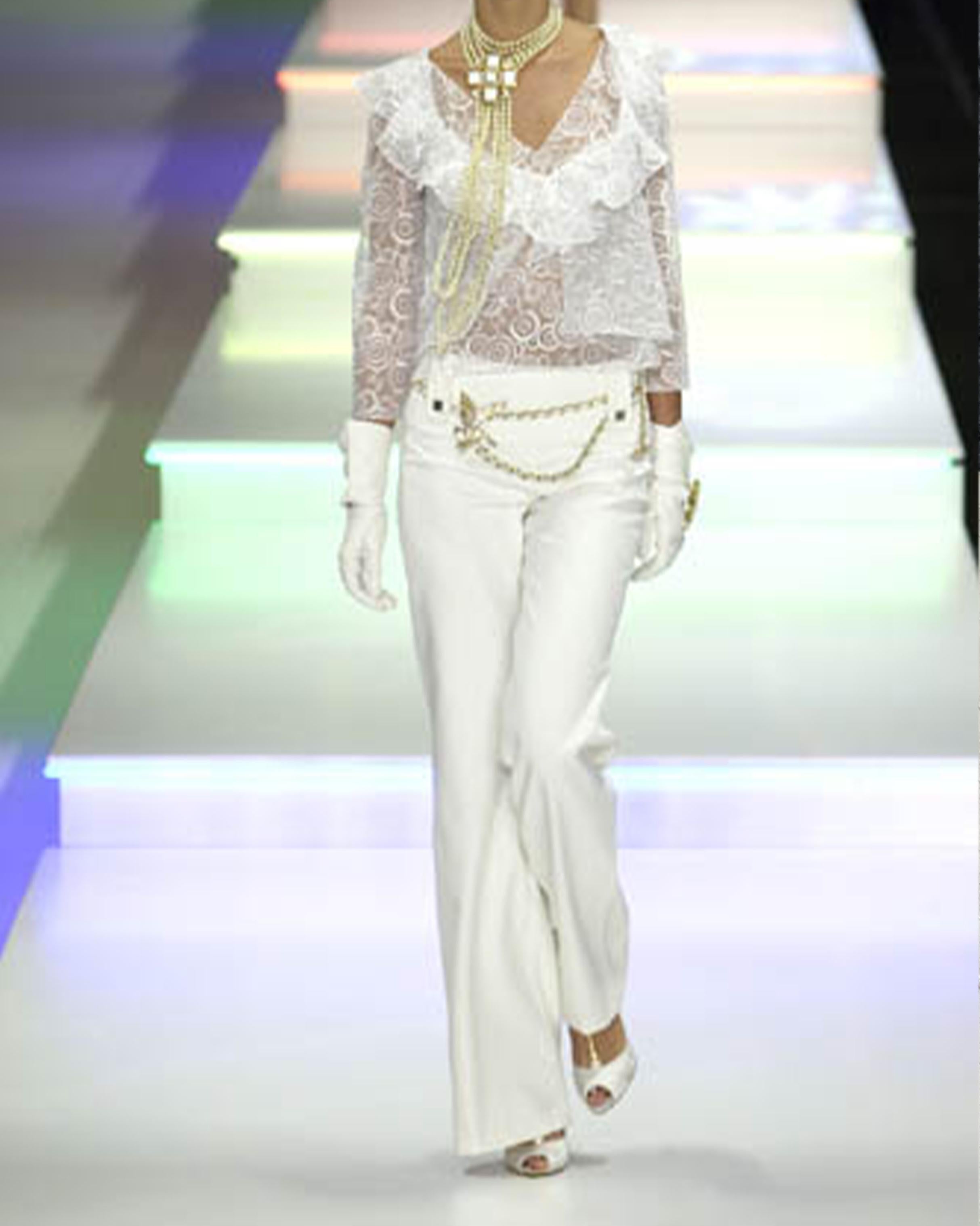 - Chanel Pantalon évasé en coton côtelé blanc
- Conçu par Karl Lagerfeld 
- Printemps-été 2001 
- Passants de ceinture avec logo gravé en argent 
- Taille haute 
- Fermeture cachée sur le devant 
- Poches à soufflet sur les côtés 
- Coupe droite 
-