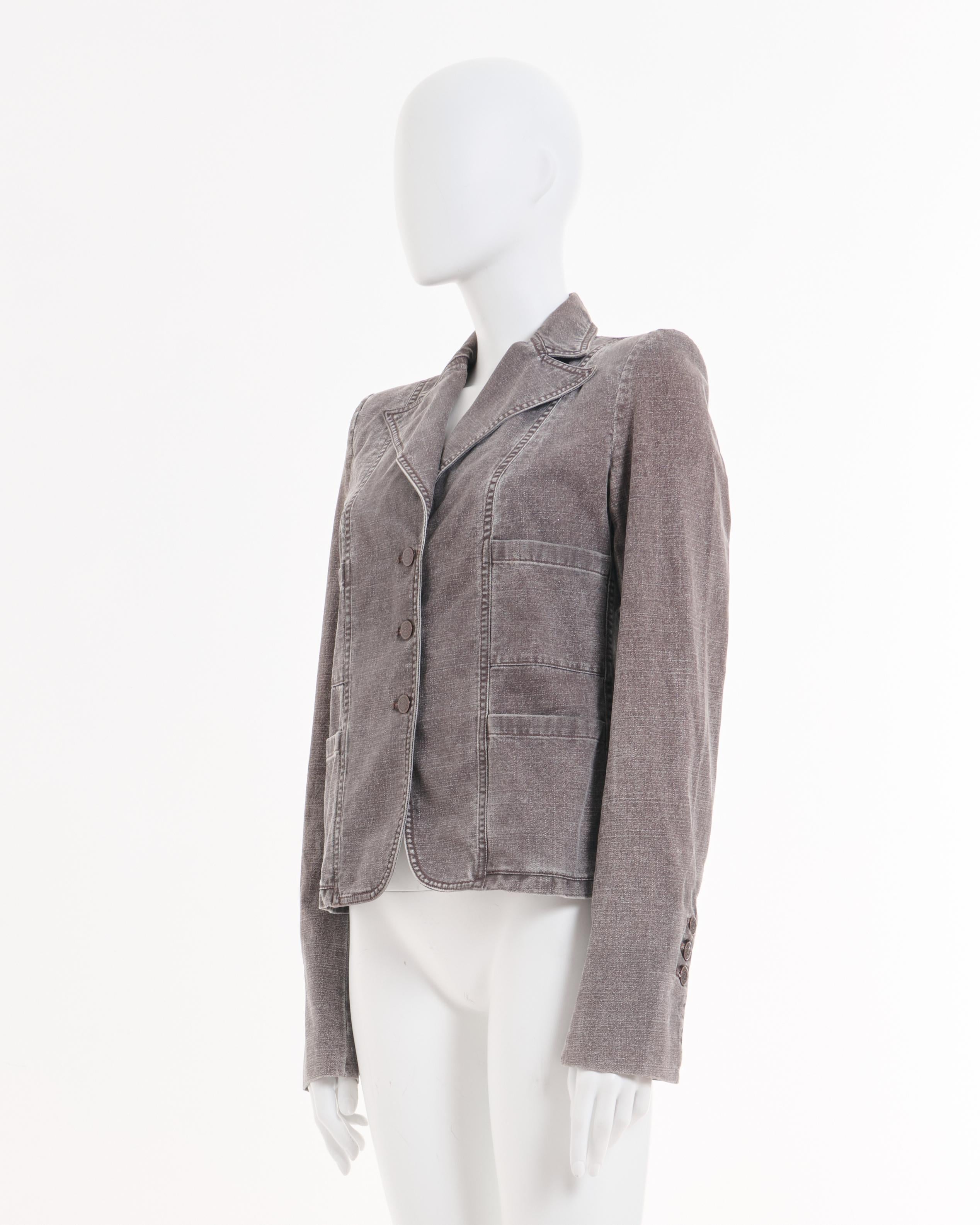 - Designed by Chanel by Karl Lagerfeld
- Sold by Skof.Archive
- Brown Slater Denim Jacket
- Spring Summer 2002 collection
- Four Pocket on the front
- Button With 