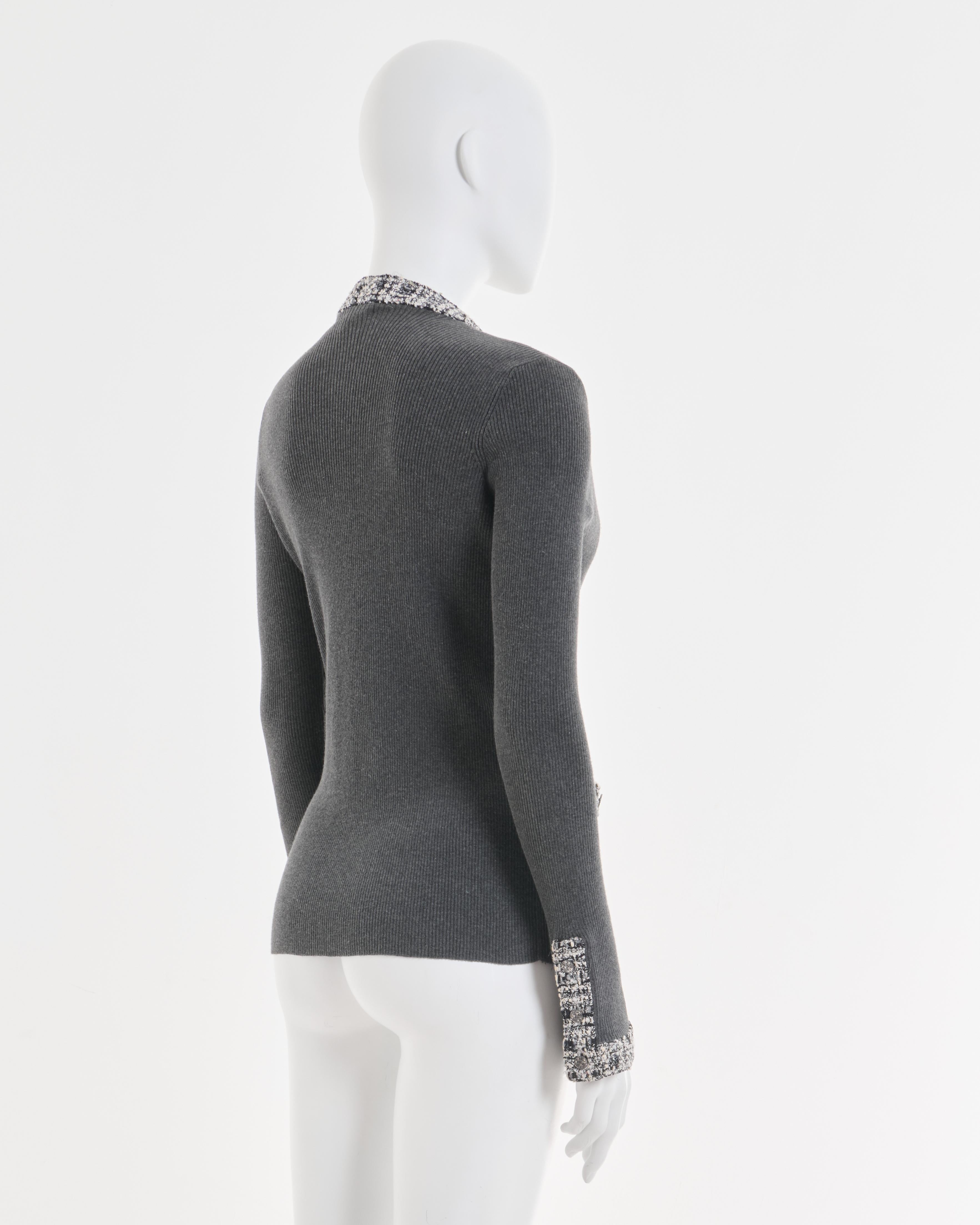 Chanel by Karl Lagerfeld S/S 2004 Cardigan en tweed gris à bordures Excellent état - En vente à Milano, IT