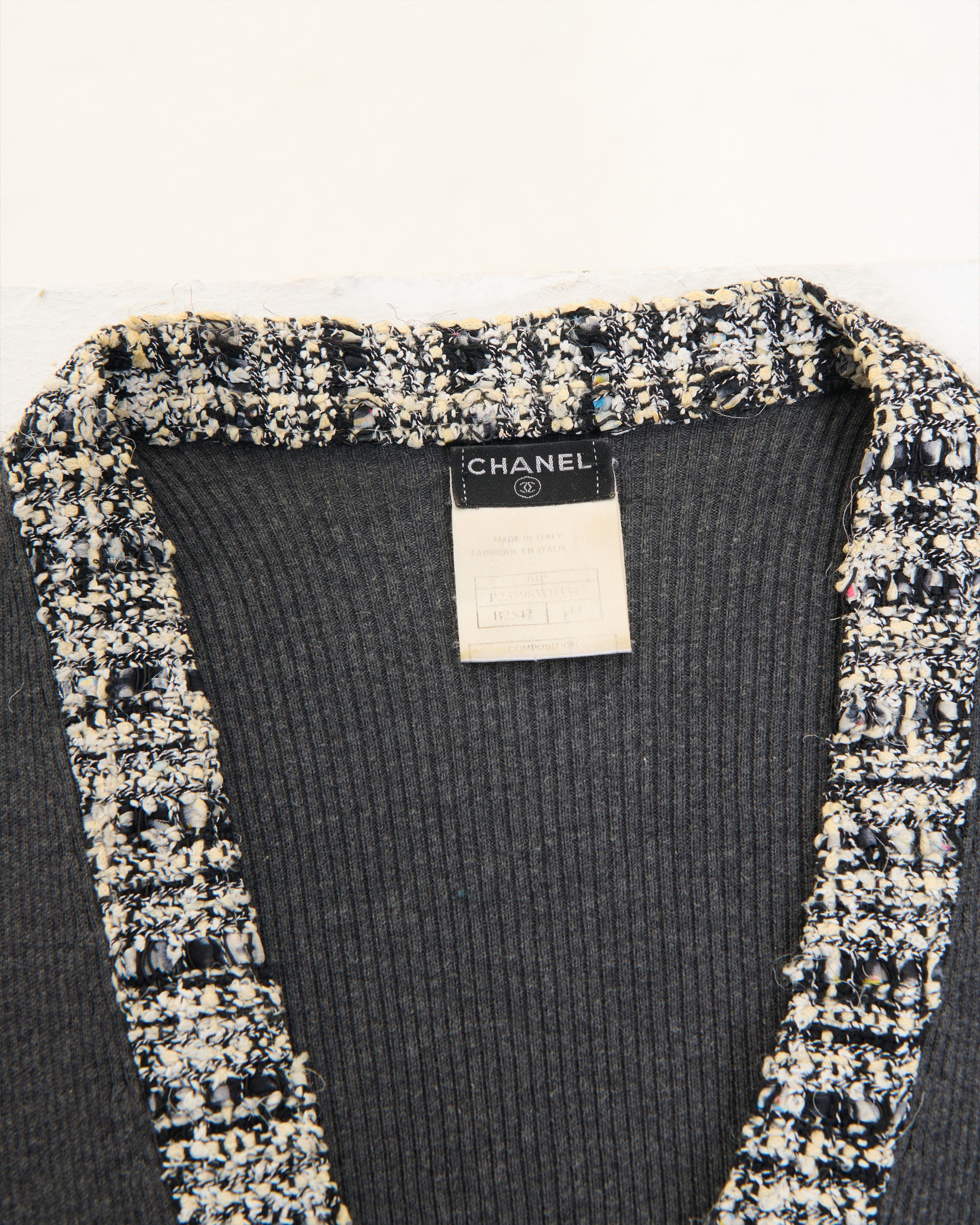 Chanel by Karl Lagerfeld S/S 2004 Cardigan en tweed gris à bordures Unisexe en vente