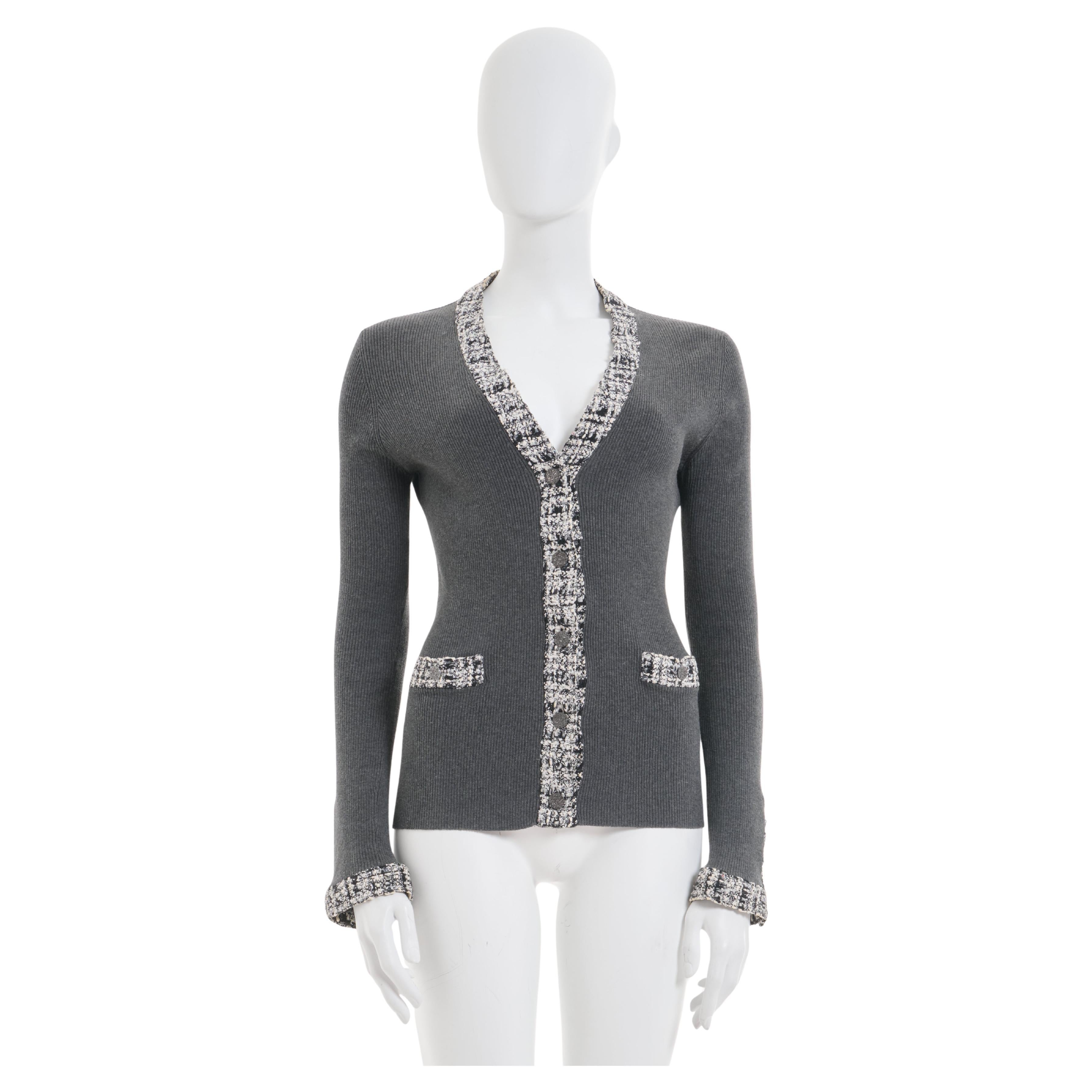 Chanel by Karl Lagerfeld S/S 2004 Cardigan en tweed gris à bordures