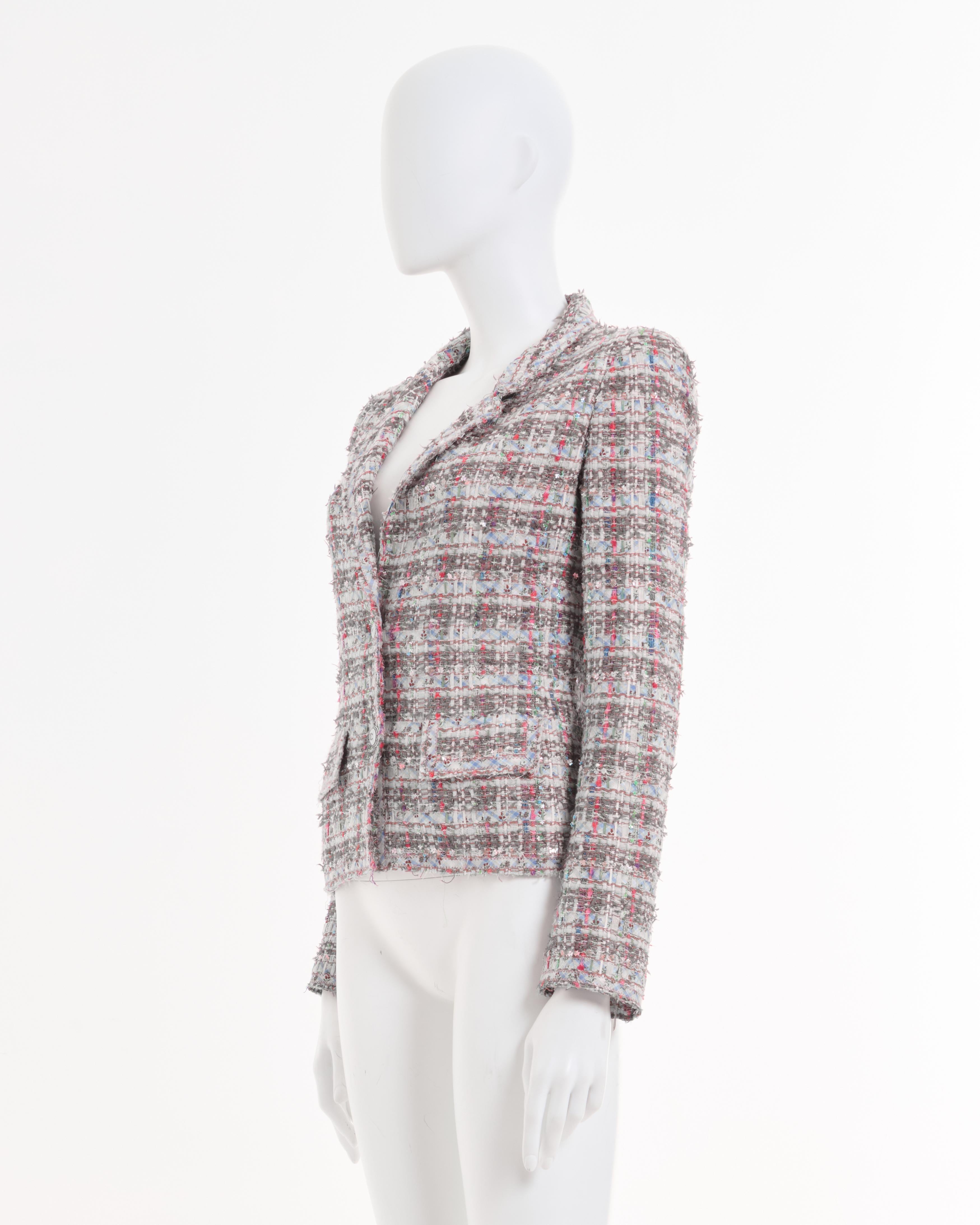 - Chanel - Veste en boucle à rubans multicolores 
- Conçu par Karl Lagerfeld 
- Printemps-été 2005 
- Le tissu de cette veste est une boucle composée de rubans de différentes couleurs et tailles tissés sur toute la longueur, avec de minuscules