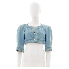 Chanel by Karl Lagerfeld S/S 2013 Chaqueta cropped vaquera azul claro con peal pero