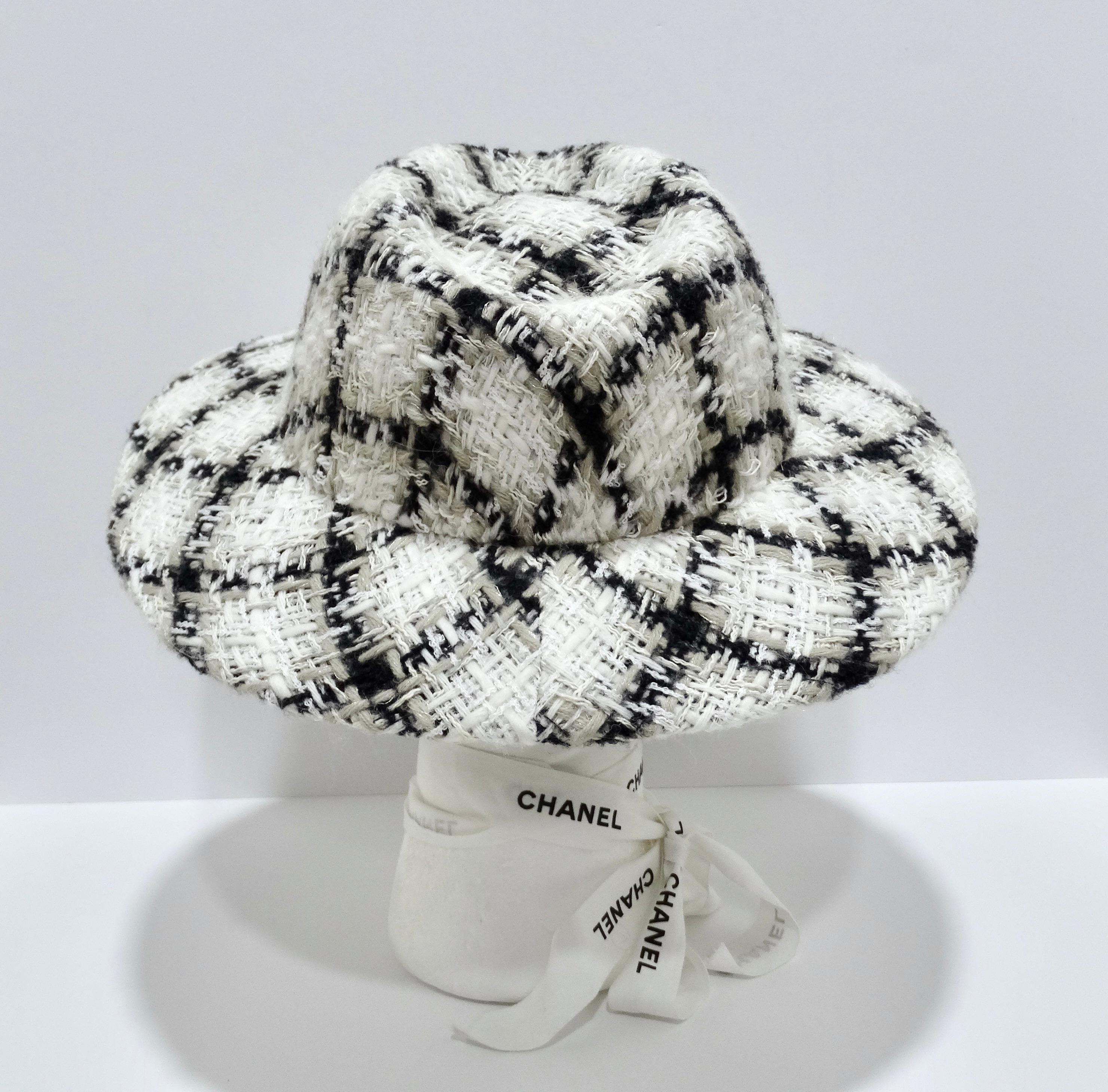 Gris Chapeau en tweed Chanel par Karl Lagerfeld en vente