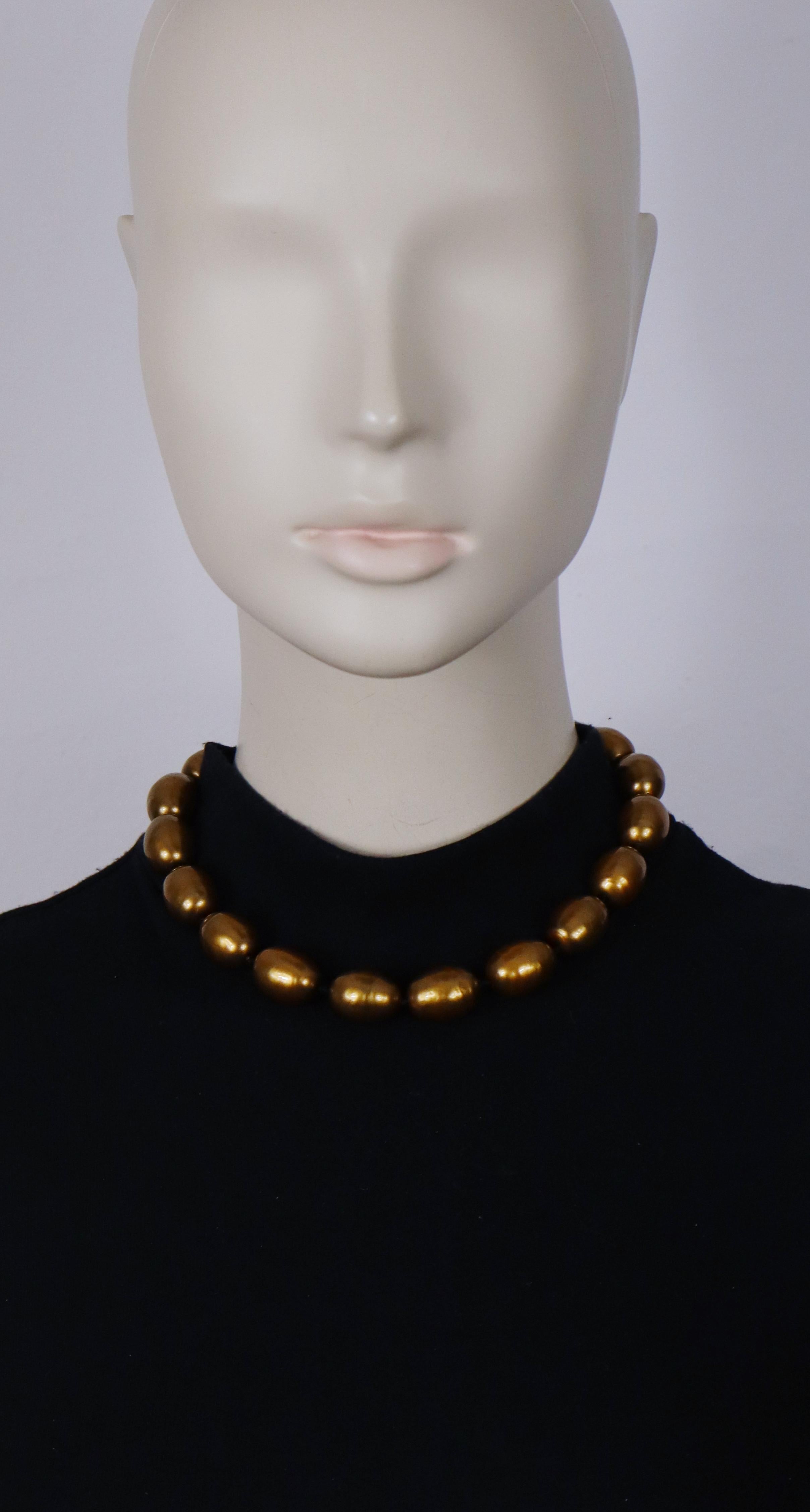 CHANEL by KARL LAGERFELD vintage large olive-shaped bronze tone faux pearl necklace.

From the Fall 1999 Collection.

Adjustable hook clasp.

Embossed CHANEL 99 A Made in France.

Indicative measurements : adjustable length from approx. 39 cm (15.35