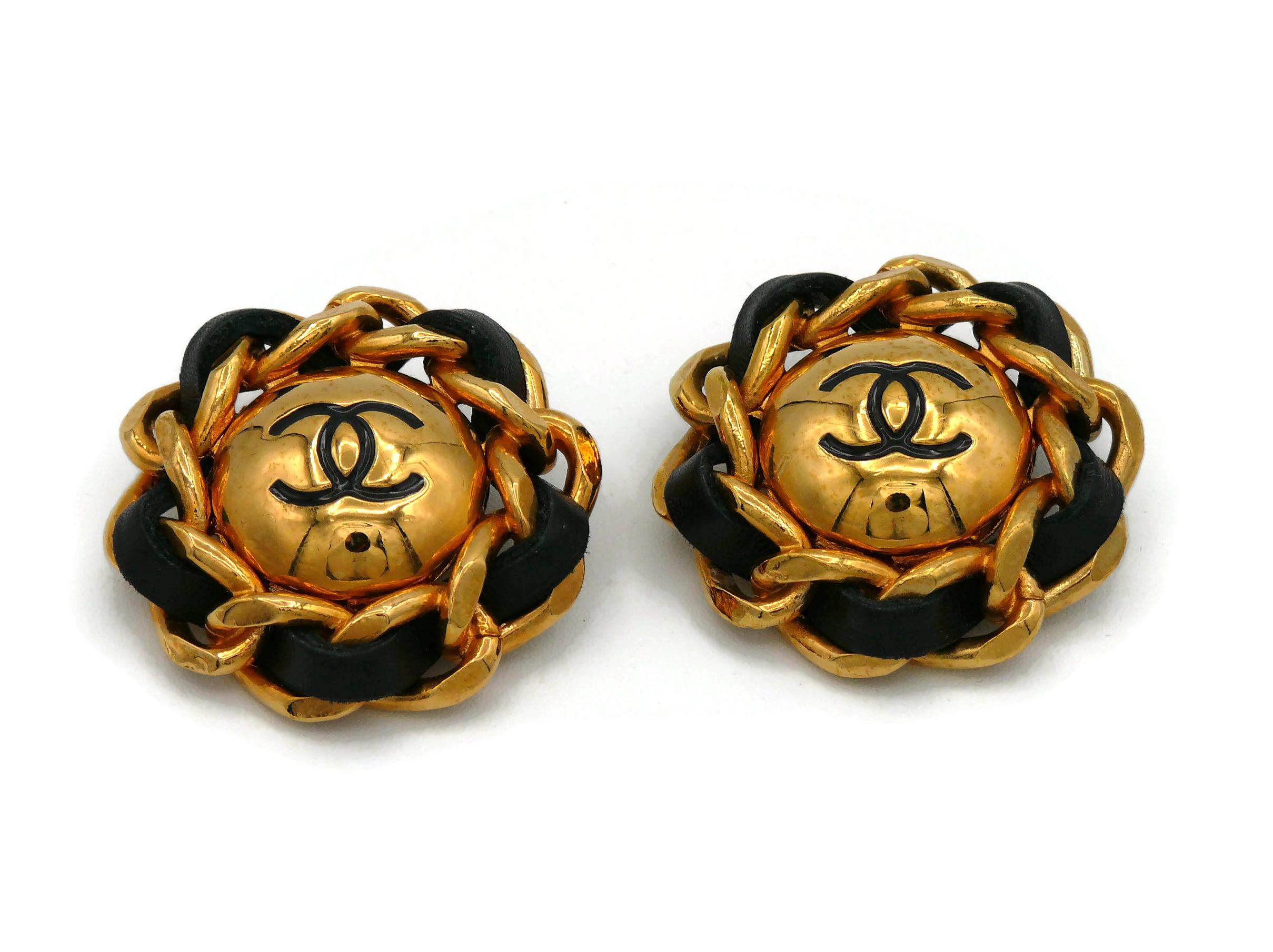 CHANEL by KARL LAGERFELD Vintage Chain Black Leather CC Clip On Earrings, 1994 In Good Condition For Sale In Nice, FR