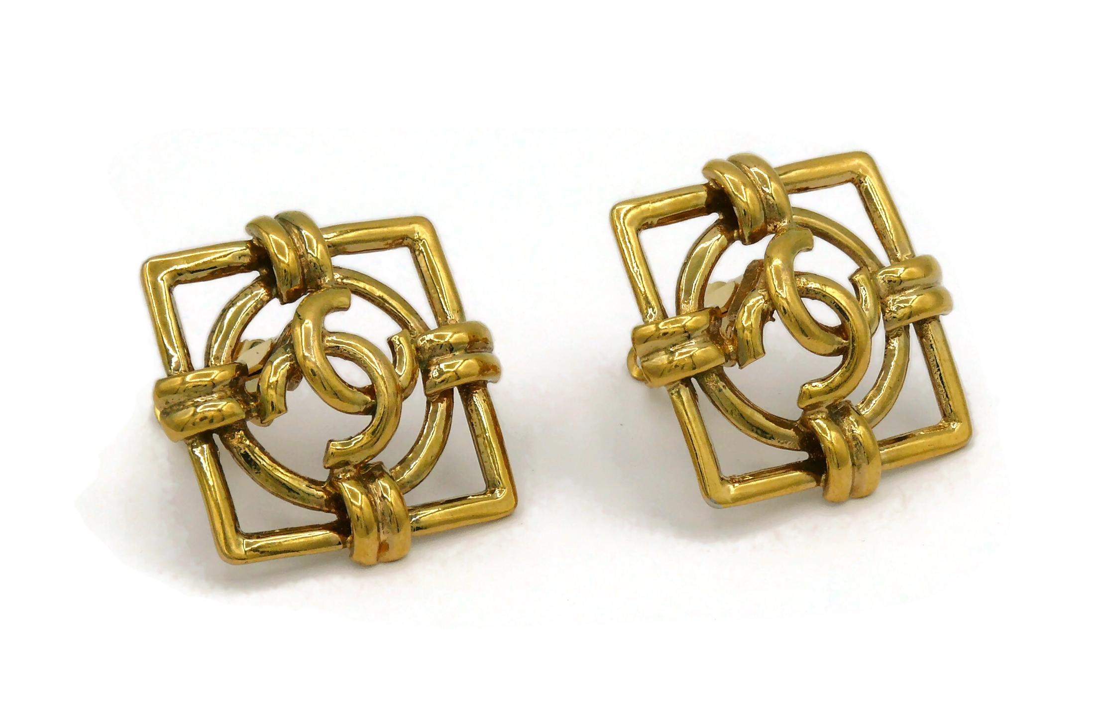 CHANEL by KARL LAGERFELD Vintage Gold Tone CC Clip-On Earrings, 1994 In Excellent Condition For Sale In Nice, FR