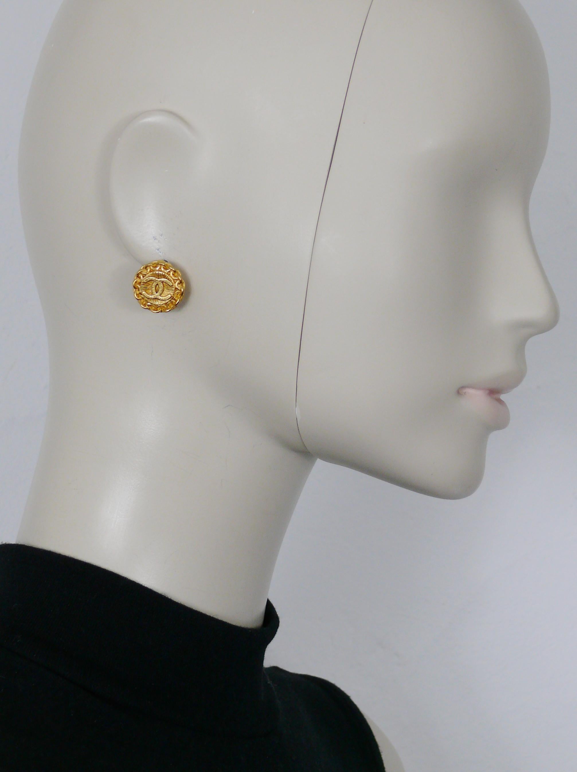 Orecchini a clip CHANEL by KARL LAGERFELD vintage in tonalità oro opaco con design a catena e logo CC al centro.

Dalla collezione primavera/estate 1996.

CHANEL 96P Made in France.

Misure indicative: diametro di circa 1,7 cm (0,67 pollici).

Peso