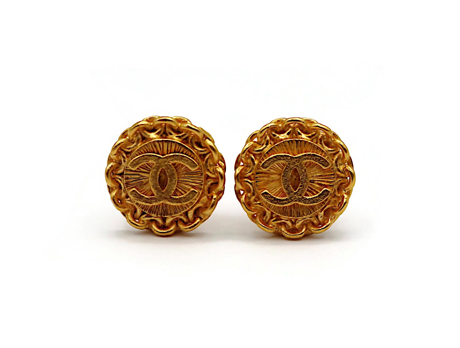 Donna Chanel by Karl Lagerfeld for Chanel orecchini a clip con catena d'oro d'epoca in vendita