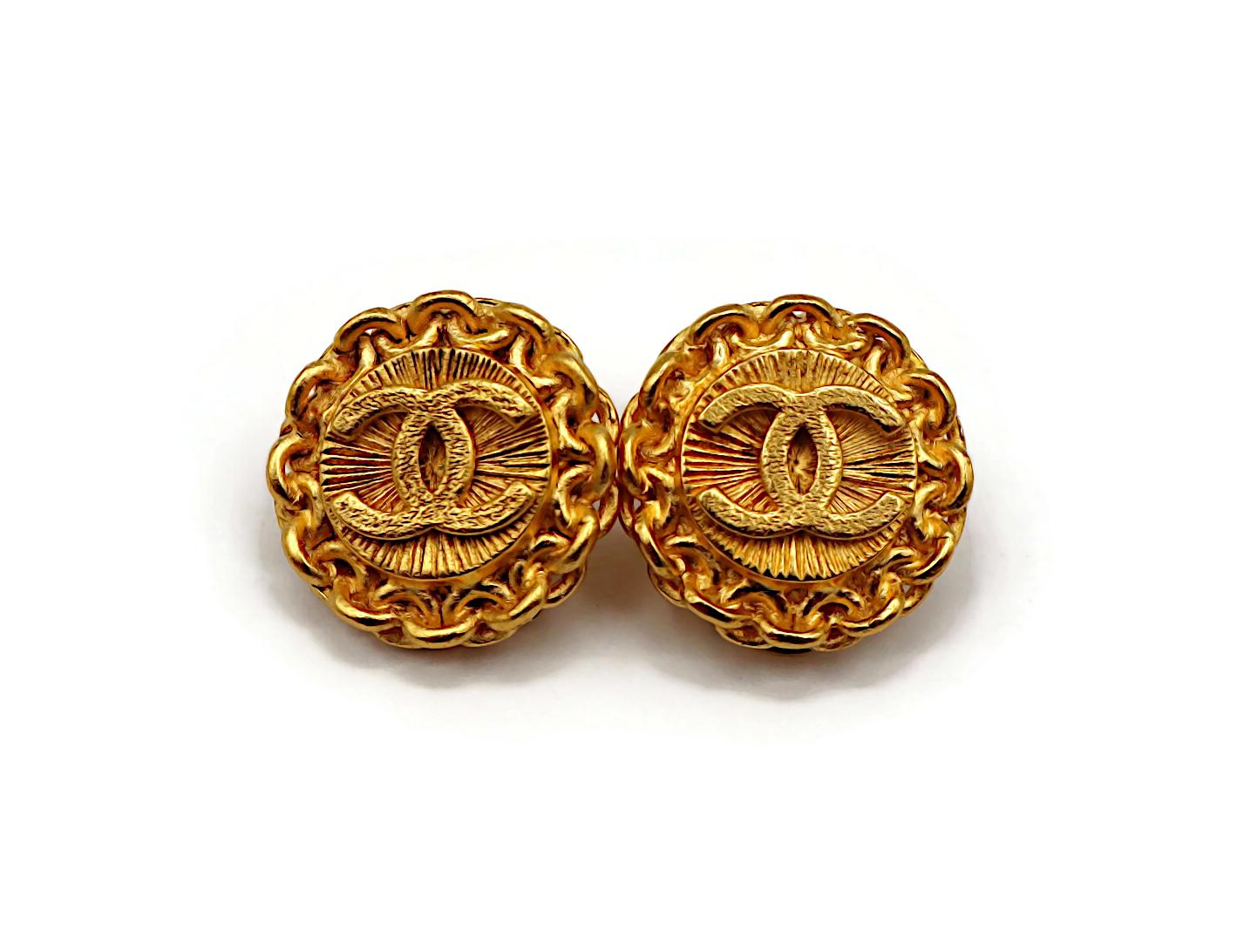 Chanel by Karl Lagerfeld for Chanel orecchini a clip con catena d'oro d'epoca in vendita 2