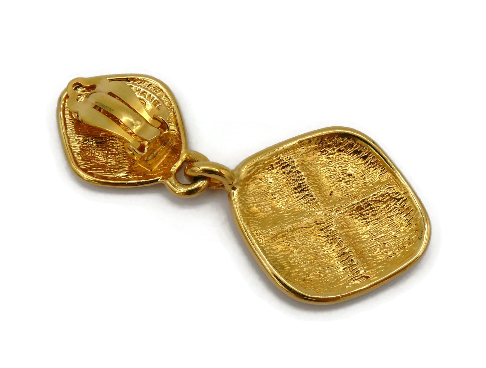 CHANEL by KARL LAGERFELD Vintage Goldfarbene gesteppte baumelnde Ohrringe im Angebot 7