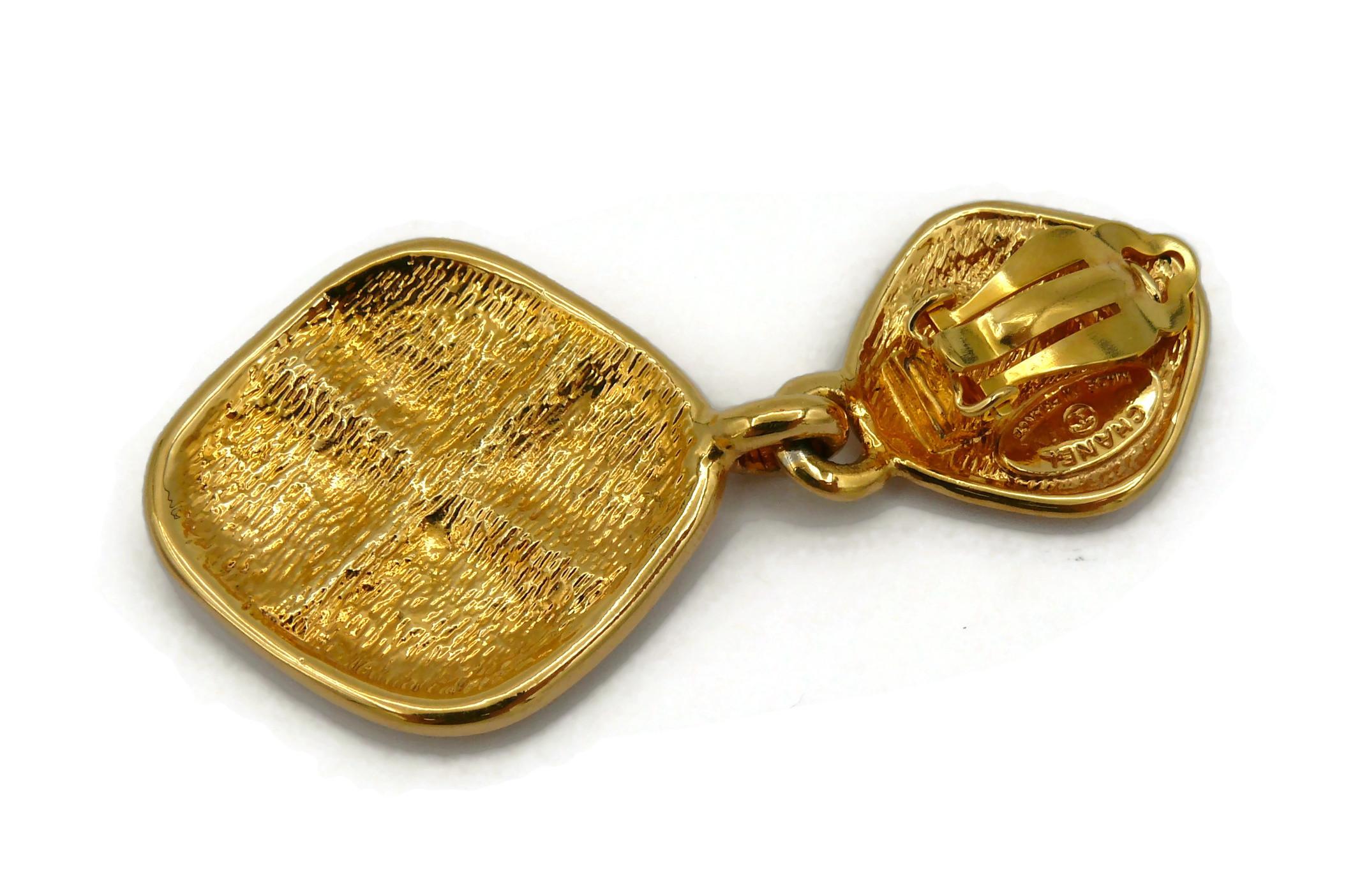 CHANEL by KARL LAGERFELD Vintage Goldfarbene gesteppte baumelnde Ohrringe im Angebot 8