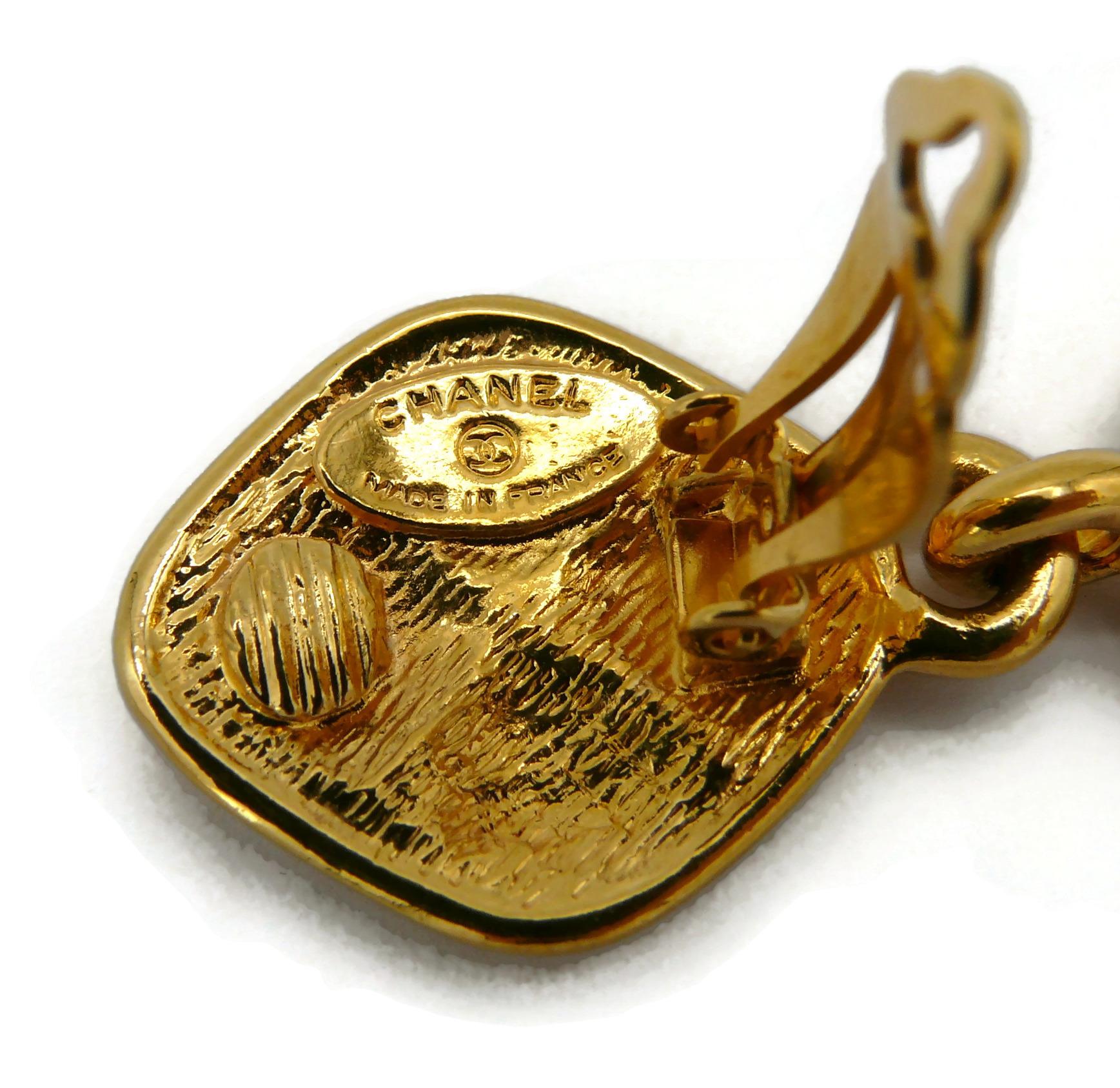 CHANEL by KARL LAGERFELD Vintage Goldfarbene gesteppte baumelnde Ohrringe im Angebot 9