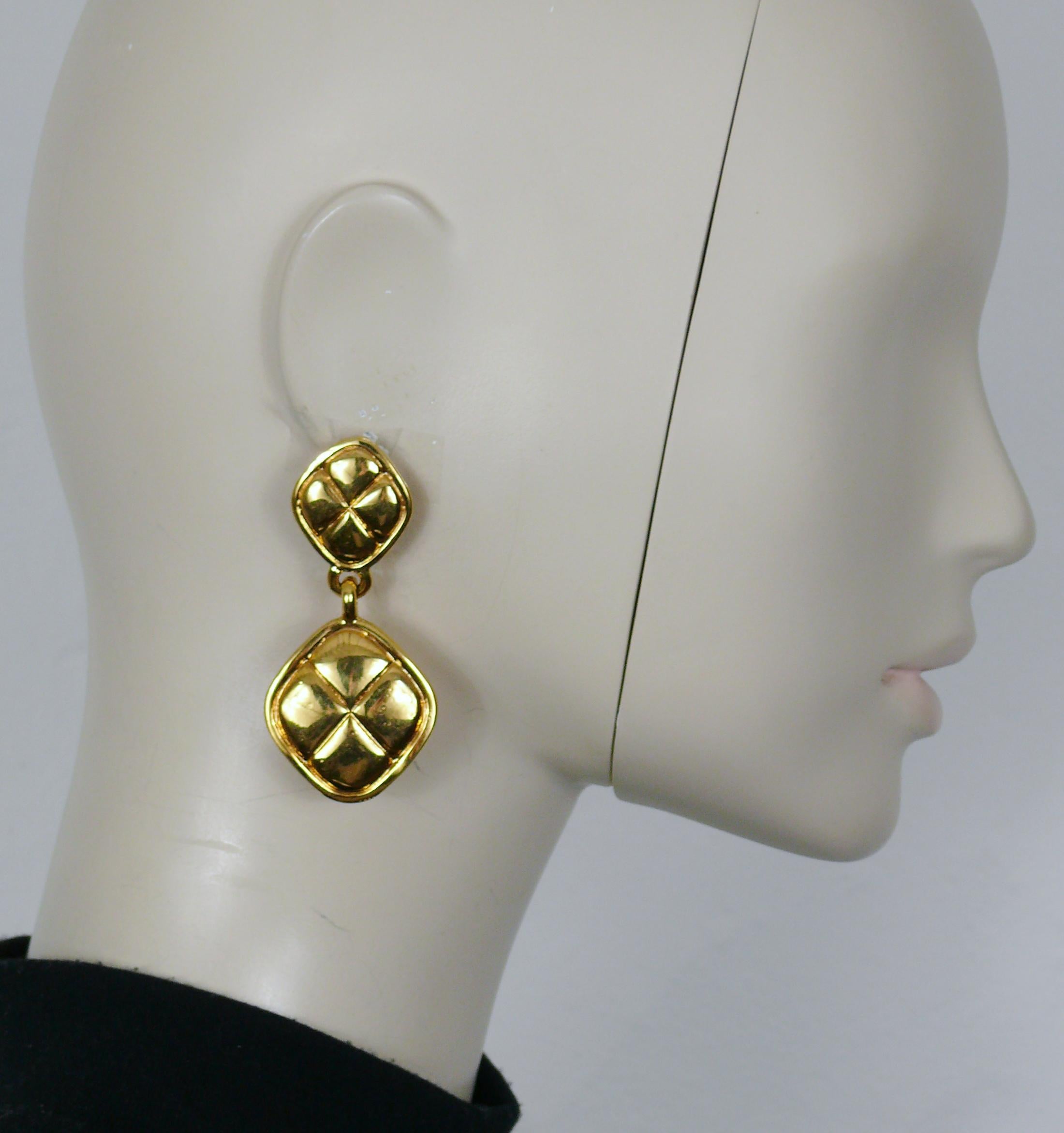 CHANEL vintage gold tone quilted dangling earrings.

Embossed CHANEL Made in France.

Indicative measurements : height approx. 6.9 cm (2.72 inches) / max width approx. 3.3 cm (1.30 inches).

Weight per earring : approx. 12 grams.

Material : Gold