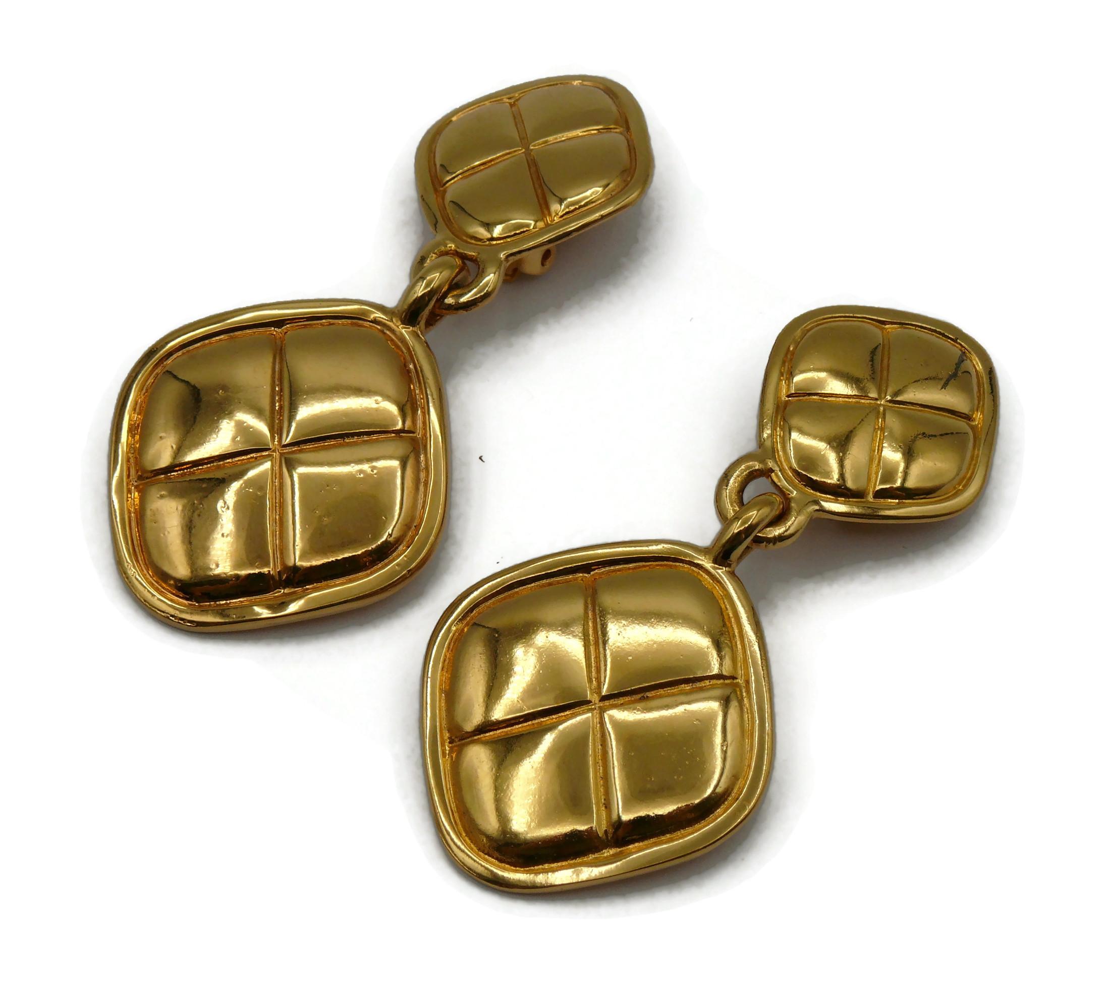CHANEL by KARL LAGERFELD Vintage Goldfarbene gesteppte baumelnde Ohrringe im Angebot 1