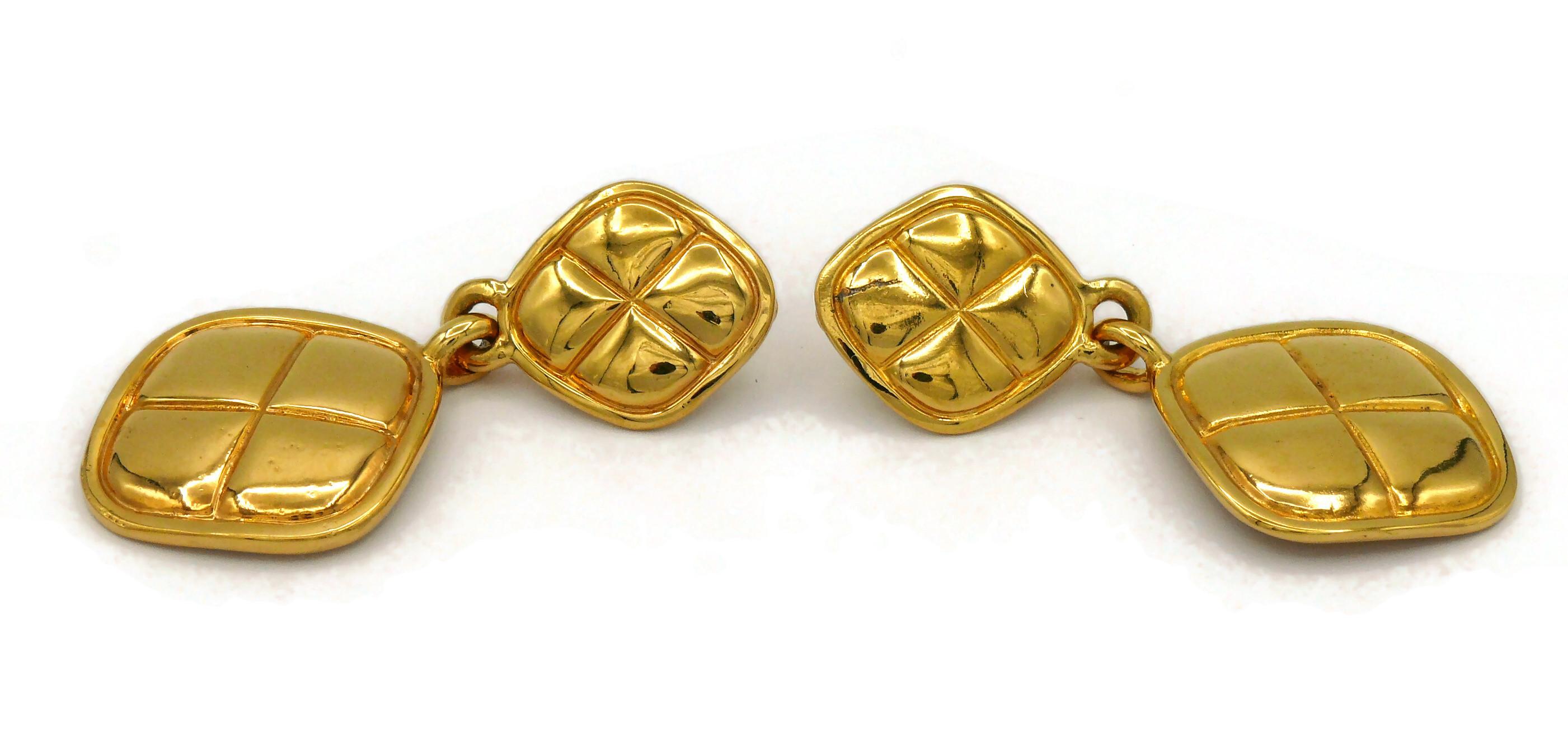 CHANEL by KARL LAGERFELD Vintage Goldfarbene gesteppte baumelnde Ohrringe im Angebot 2