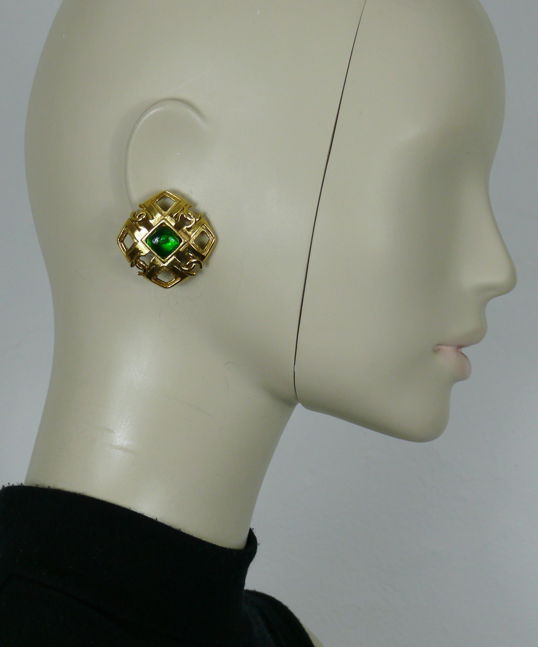 CHANEL by KARL LAGERFELD vintage gold tone openwork clip-on earrings embellished with a MAISON GRIPOIX green glass cabochon and four CC logos.

Collection N°23 (Year : 1988).

Embossed CHANEL 2 3 Made in France.
Engraved with the private sale S mark