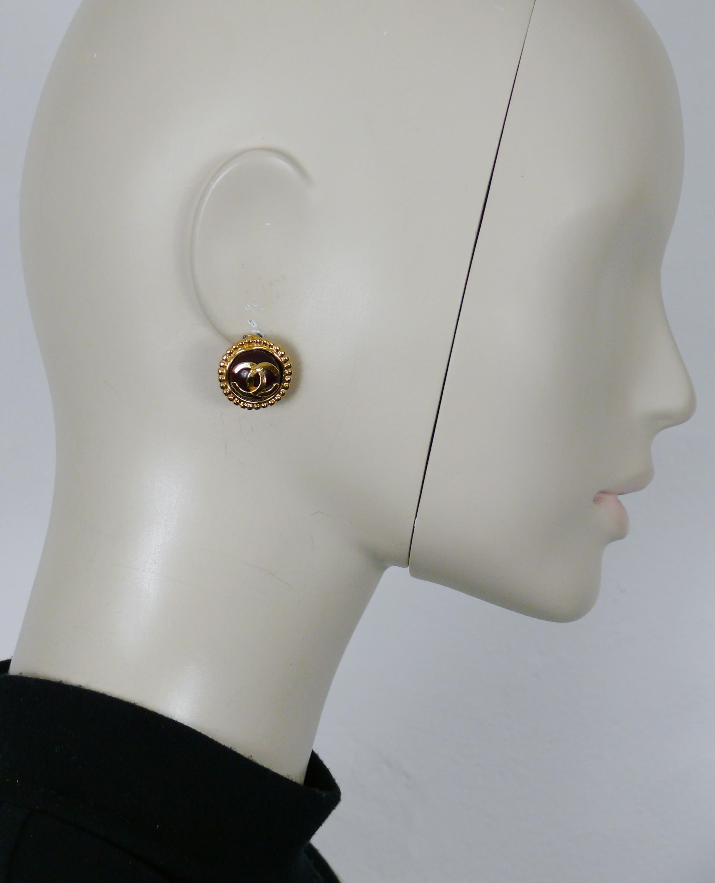 CHANEL by KARL LAGERFELD vintage gold tone clip-on earrings embellished with a MAISON GRIPOIX red domed glass cabochon and a CC logo at the center.

From the Fall 1997 collection.

Embossed CHANEL 97 A Made in France.

Indicative measurements :