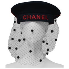 CHANEL By Karl Lagerfeld Chapeau vintage avec filet de camélia et de tulle