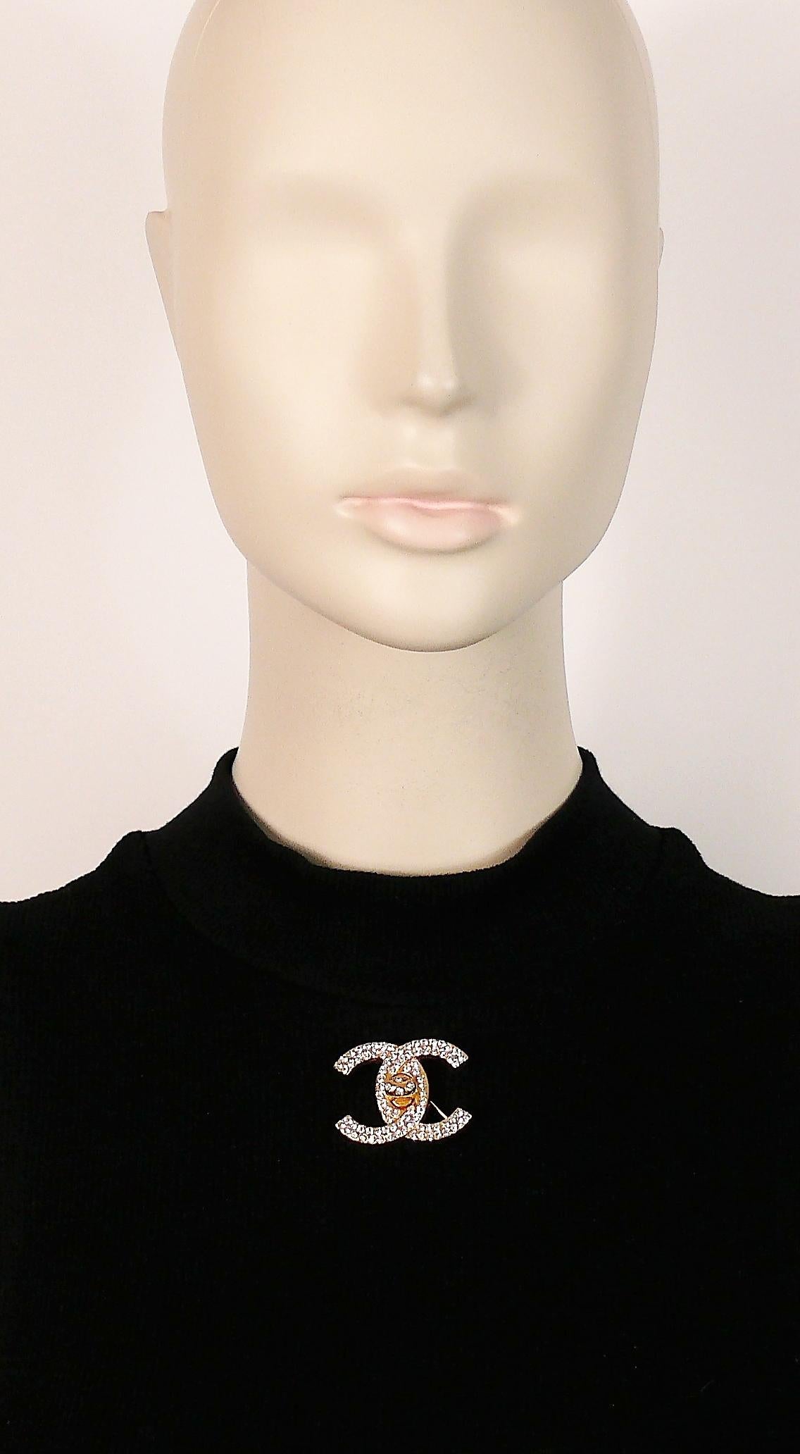 CHANEL by KARL LAGERFELD vintage gold tone CC turn lock brooch embellished with clear crystals.

Fall 1996 Collection.

Marked CHANEL 96 A Made in France.

Indicative measurements : approx. 3.6 cm x 2.7 cm (1.42 inches x 1.06 inches).

Material :