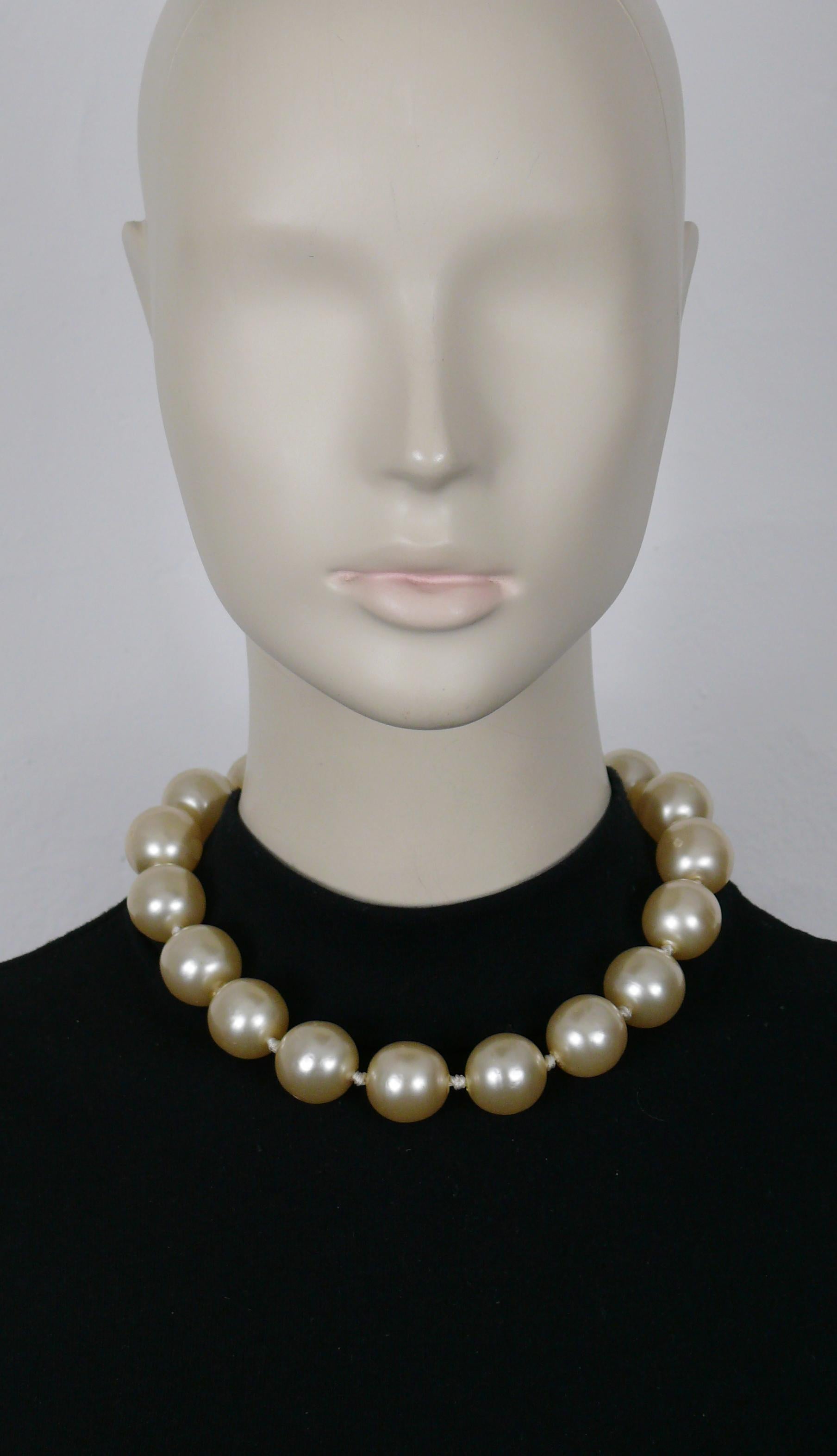 CHANEL by KARL LAGERFELD vintage large off-white faux pearl necklace.

From the collection N°28 (year : 1993).

Adjustable hook clasp closure.

Embossed CHANEL 2 8 Made in France.

Indicative measurements : adjustable length from approx. 43 cm
