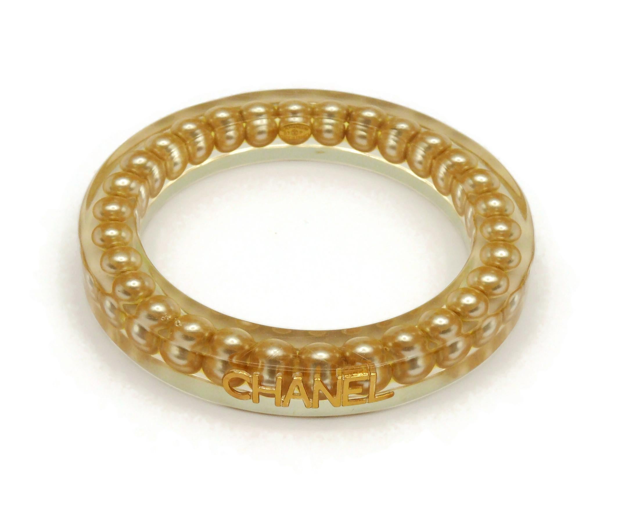 CHANEL by KARL LAGERFELD Bracciale vintage in lucite con intarsi di perle, primavera 1997 In condizioni buone in vendita a Nice, FR