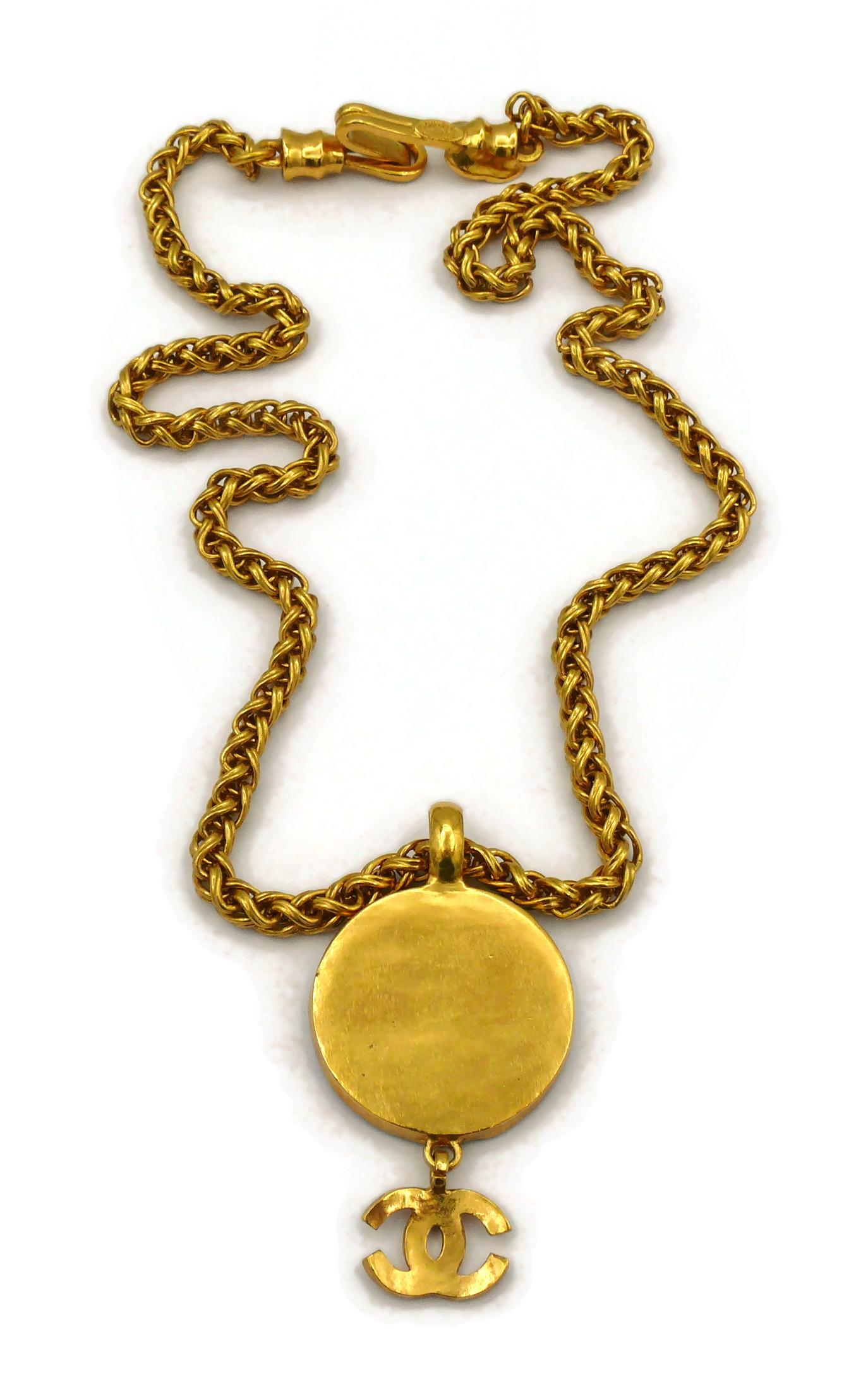 CHANEL by KARL LAGERFELD Vintage-Halskette mit marmoriertem blauem Scheiben-Logo-Anhänger, 1995 im Angebot 9