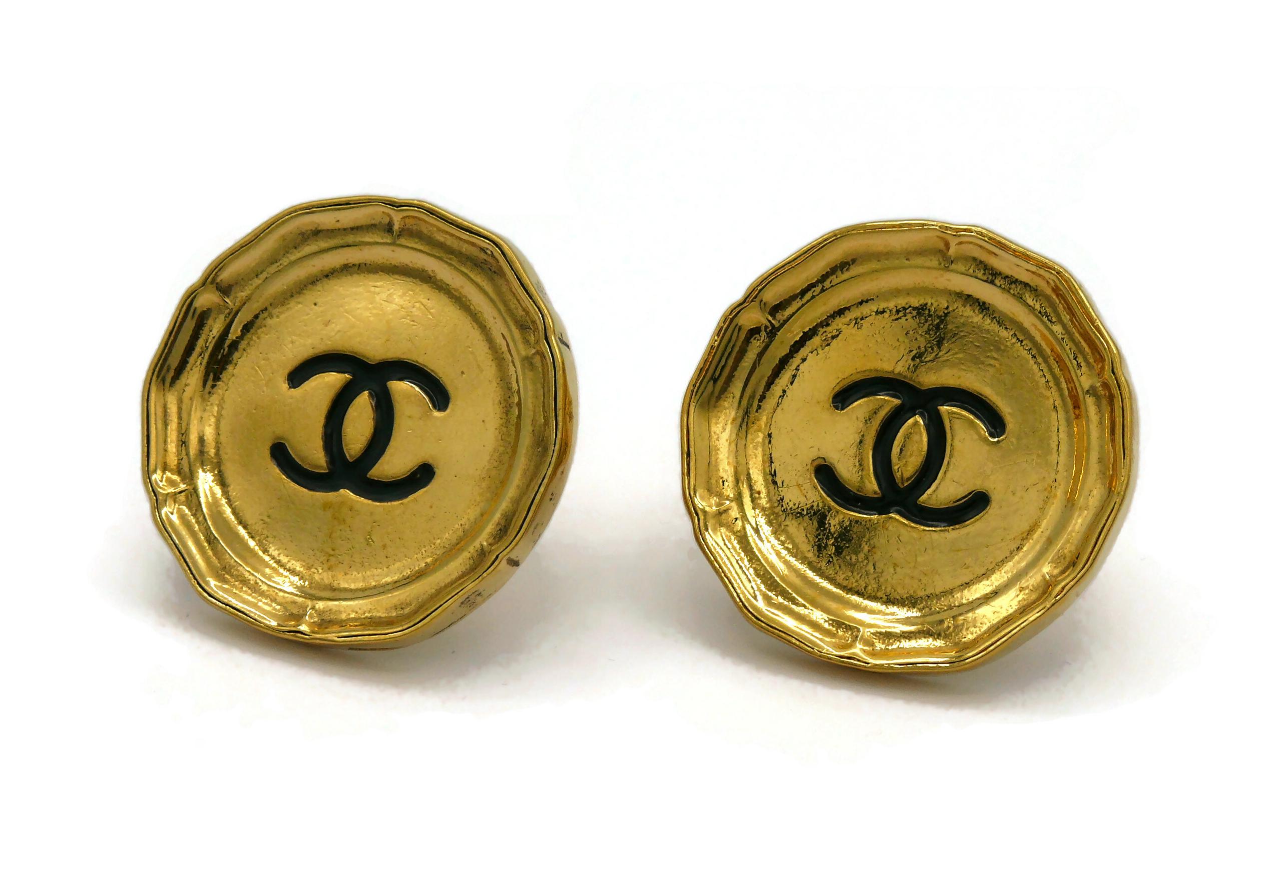 CHANEL by KARL LAGERFELD, Vintage-Ohrclips mit massiver Schale CC, 1989 im Angebot 1