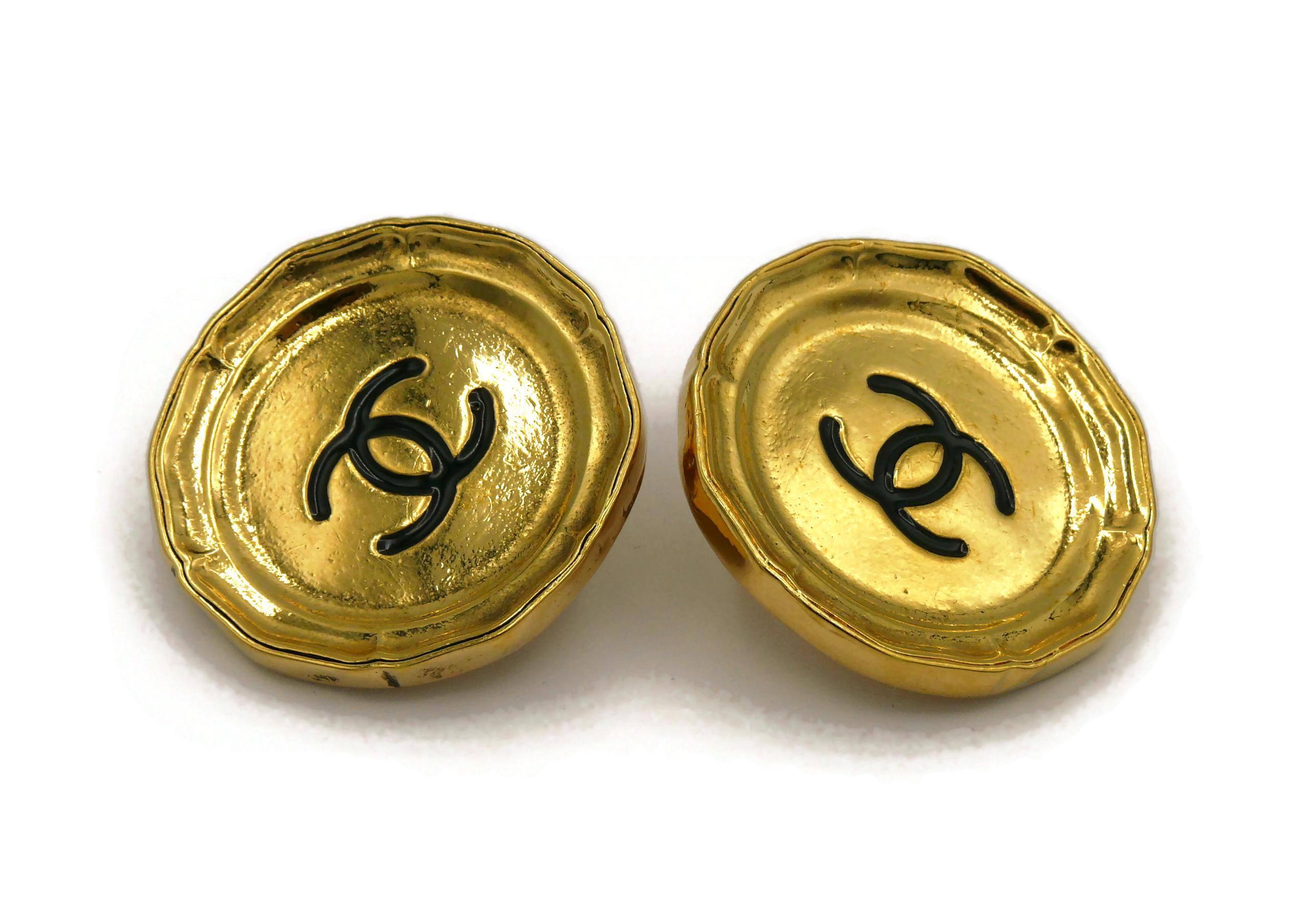 CHANEL by KARL LAGERFELD, Vintage-Ohrclips mit massiver Schale CC, 1989 im Angebot 2