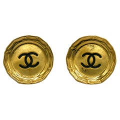 Clips d'oreilles vintage CHANEL par KARL LAGERFELD en forme d'assiette plate massive CC, 1989