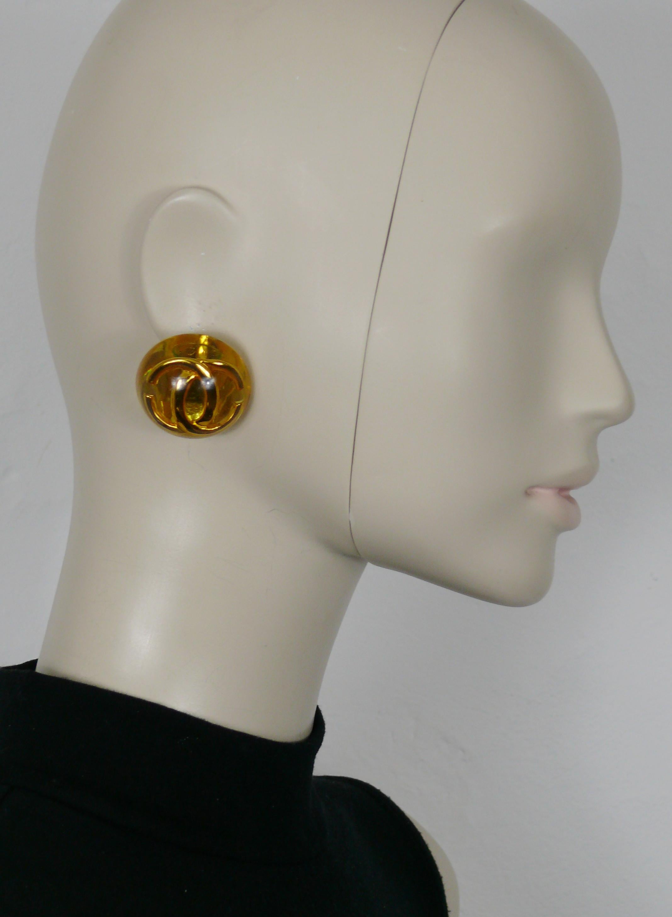 CHANEL by KARL LAGERFELD vintage massive champagne color domed resin clip-on earrings embellished with a large gold toned CC logo inlaid at the center.

Collection n°25 (year : 1990).
Jewelry artistic director VICTOIRE DE CASTELLANE.

Embossed