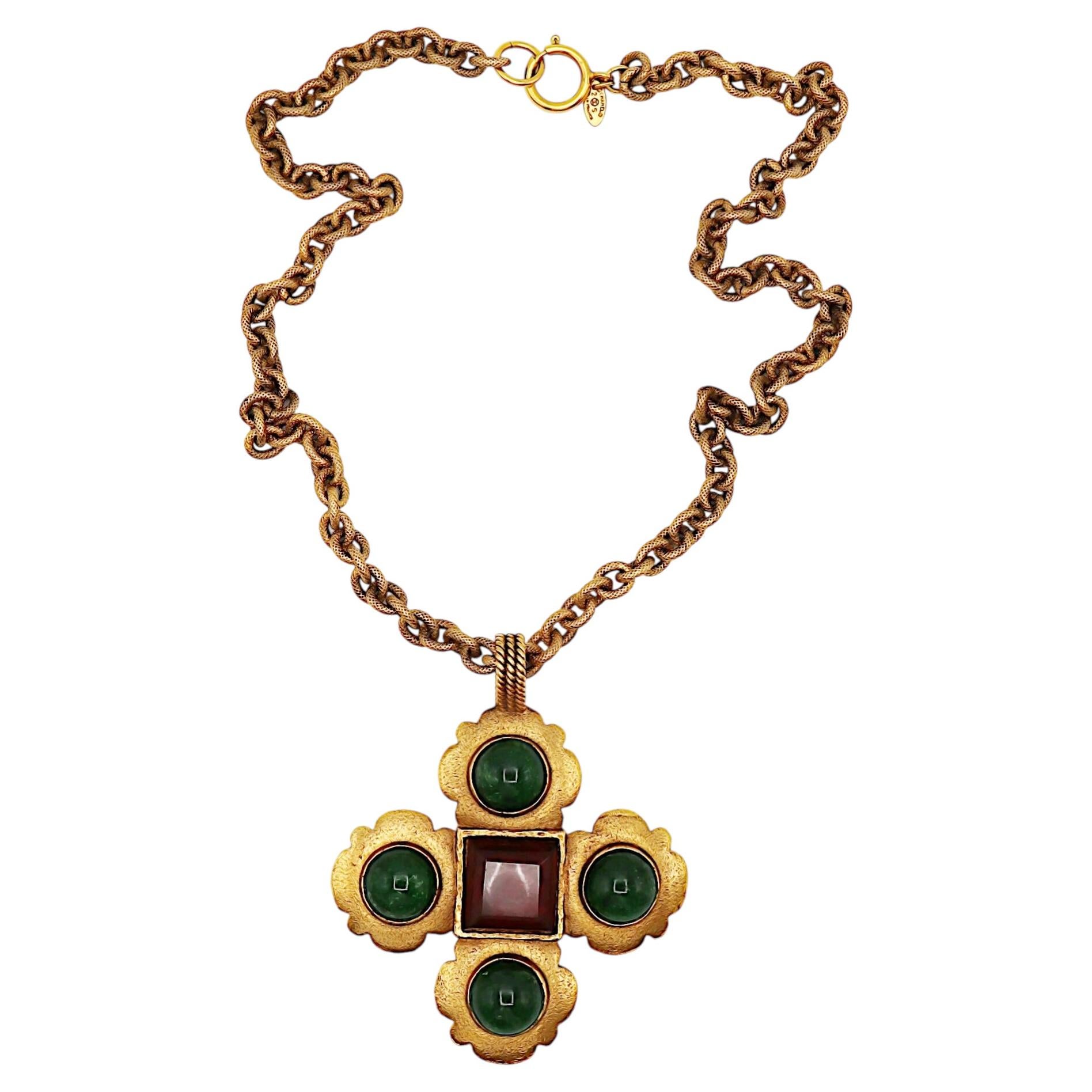 Collier vintage Chanel par Karl Lagerfeld avec pendentif en forme de croix massif en gripoix, 1990