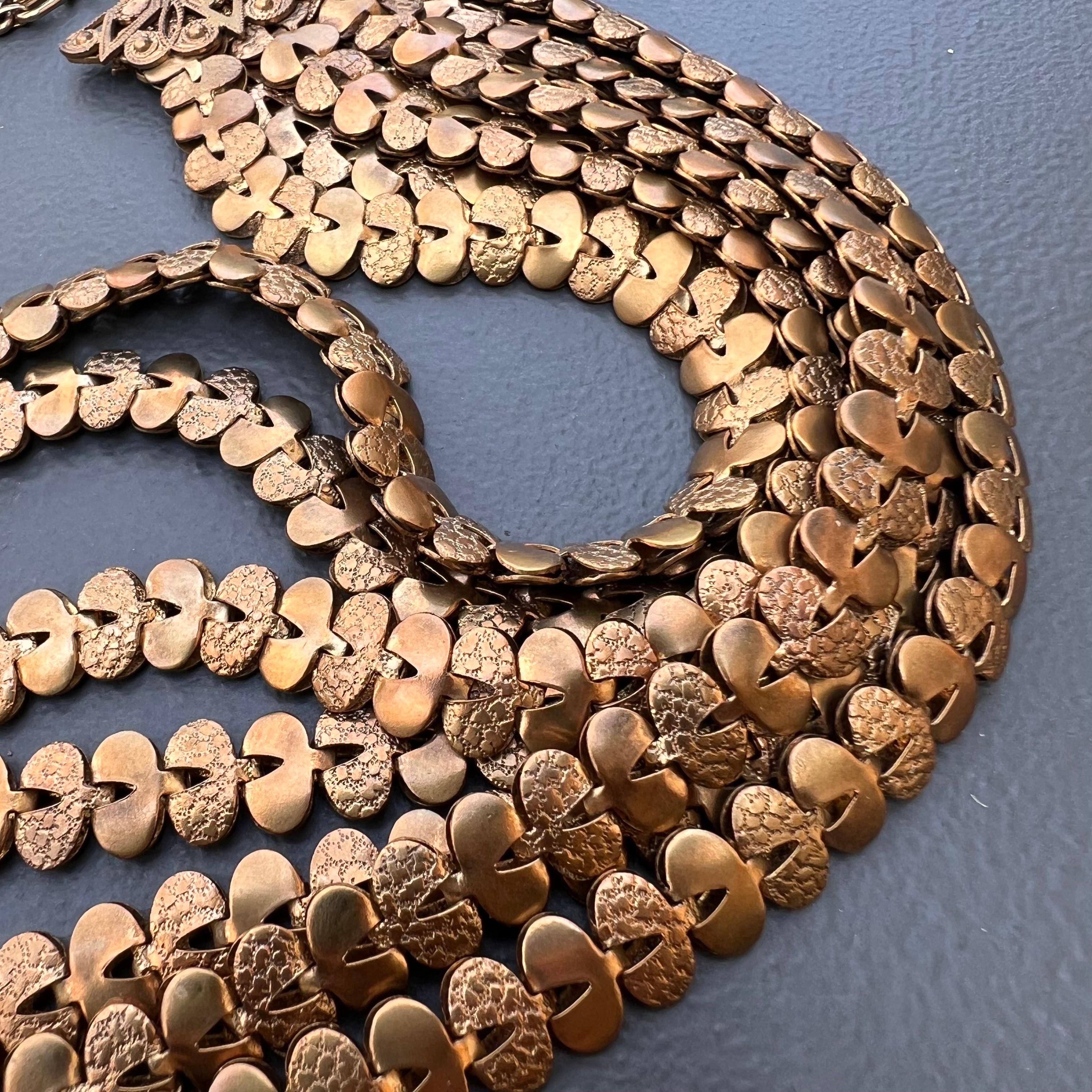 CHANEL by KARL LAGERFELD Jahrgang  Mehrkettenerklärung  Halskette,  im Zustand „Gut“ im Angebot in Plainsboro, NJ