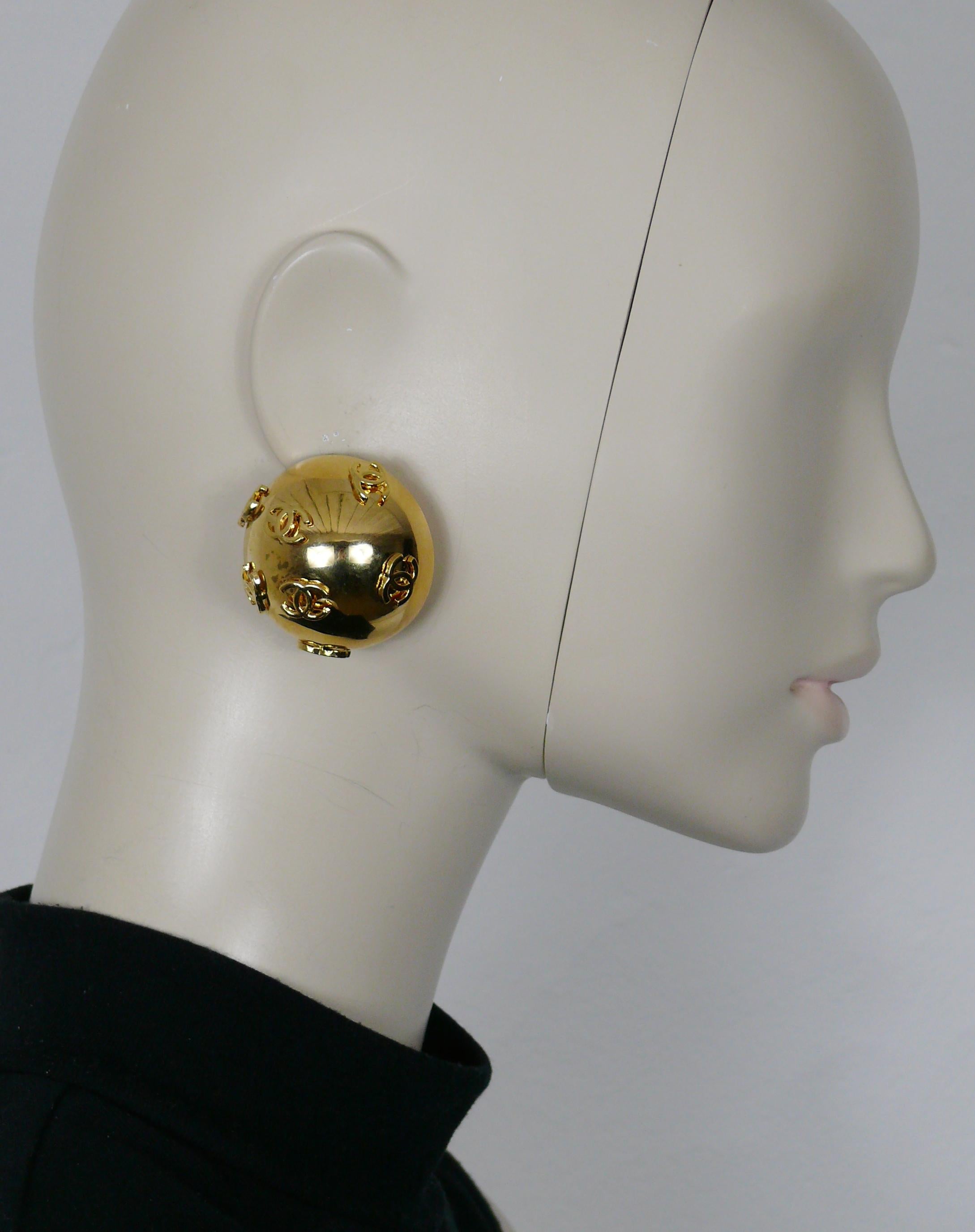 CHANEL by KARL LAGERFELD Vintage übergroße goldfarbene Kuppel-Ohrringe mit CC-Logos auf dem ganzen Körper.

Collection'S Nr. 27 (Jahr: 1992).
Kreativdirektorin für Modeschmuck : VICTOIRE DE CASTELLANE.

Geprägtes CHANEL 2 7 Made in
