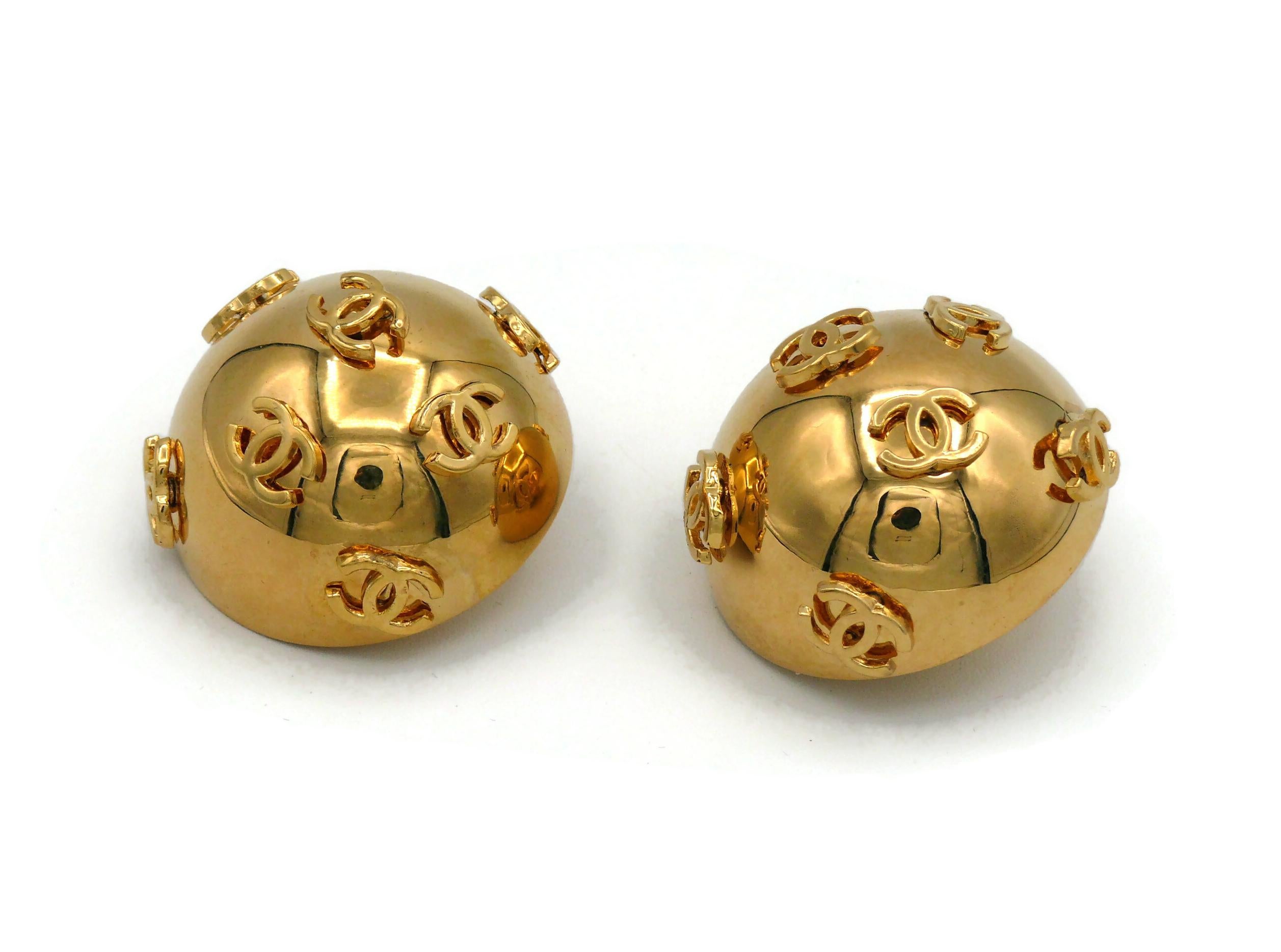 CHANEL by KARL LAGERFELD Vintage Oversized Dome CC Logos Clip-On Earrings, 1992 In Good Condition For Sale In Nice, FR