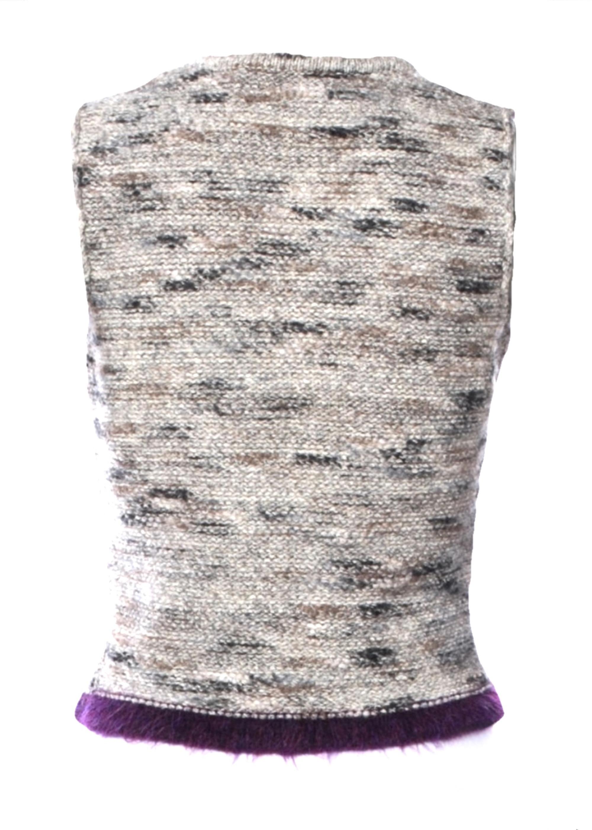 Un pezzo di Chanel vintage dell'anno 2000, questo top a maglia senza maniche della passerella di Karl Lagerfeld per l'Autunno/Inverno 1999 cattura l'atmosfera edgy-meets-polished dell'epoca. Realizzato in misto lana grigio mélange, presenta un