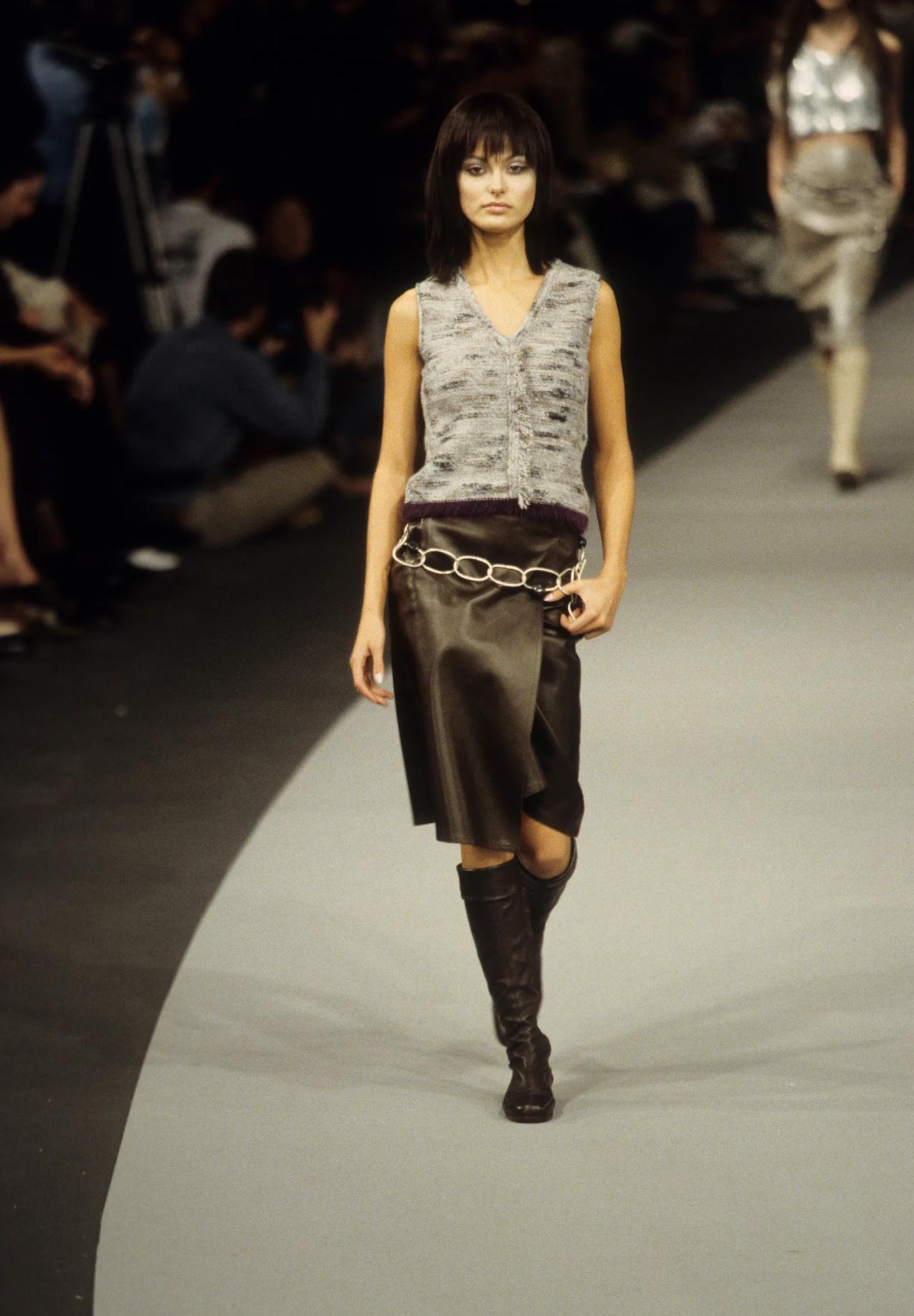 Grigio Chanel by Karl Lagerfeld for Chanel Vintage Runway A/I 1999, gilet senza maniche in maglia, con cappuccio e cappuccio. in vendita