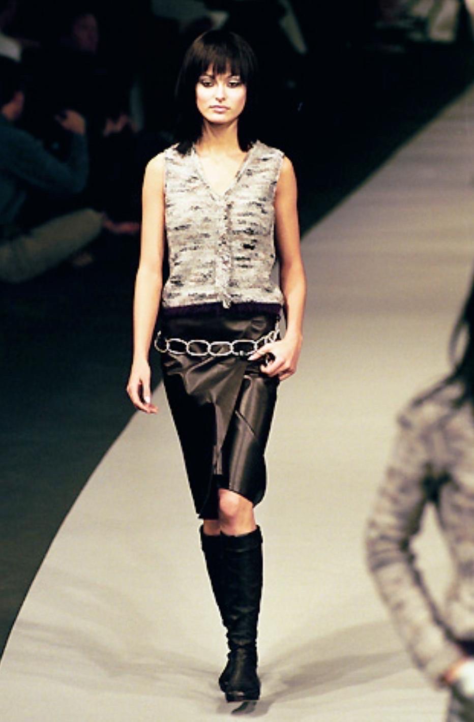 Chanel by Karl Lagerfeld for Chanel Vintage Runway A/I 1999, gilet senza maniche in maglia, con cappuccio e cappuccio. in vendita 3