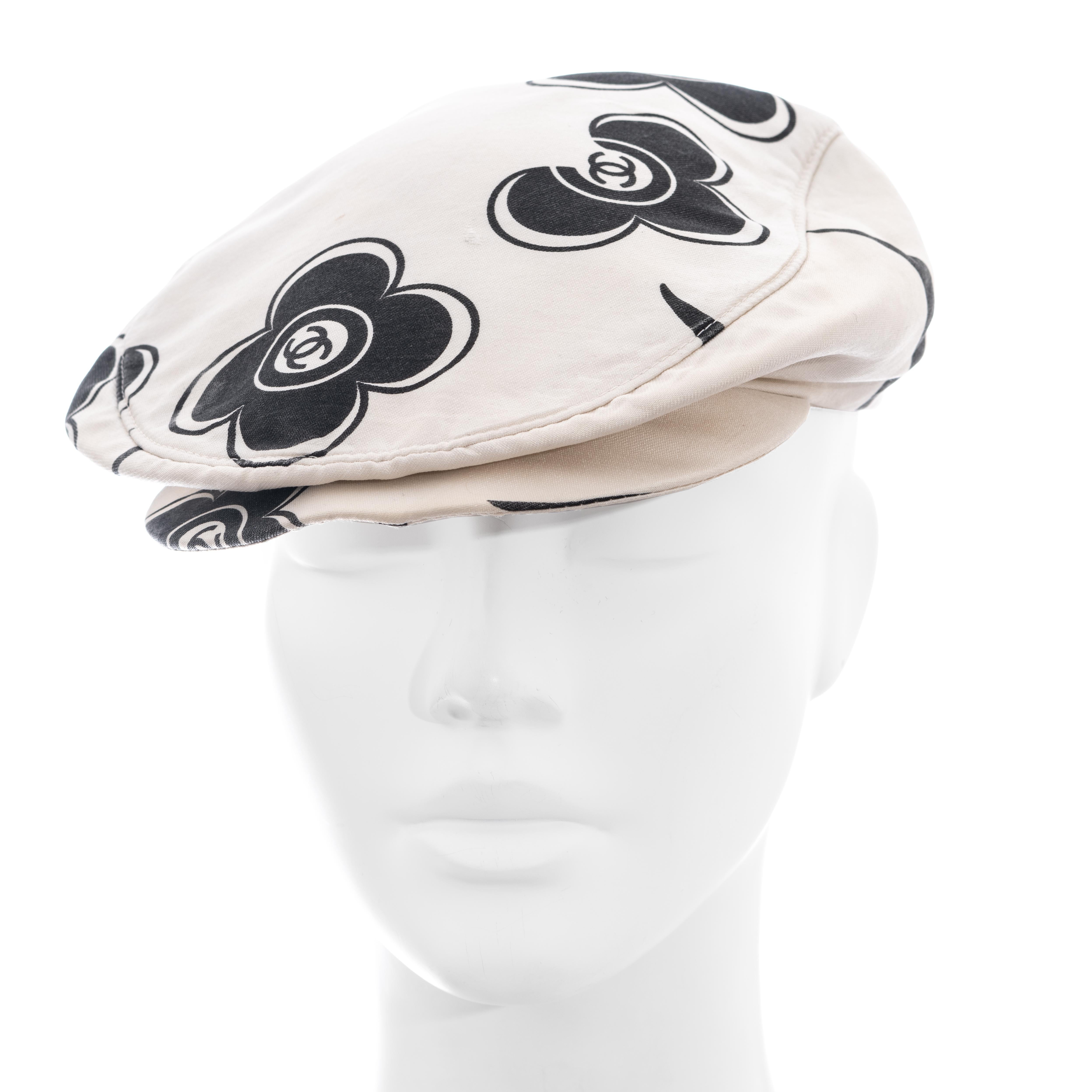 ▪ Chanel white and black flat cap
▪ Designed by Karl Lagerfeld 
▪ 100% Silk 
▪ Floral design with 'CC' logos 
▪ Size Medium
▪ Spring-Summer 2002