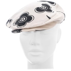 Chanel by Karl Lagerfeld Weiße und schwarze flache Seidenkappe, Frühjahr/Sommer 2002